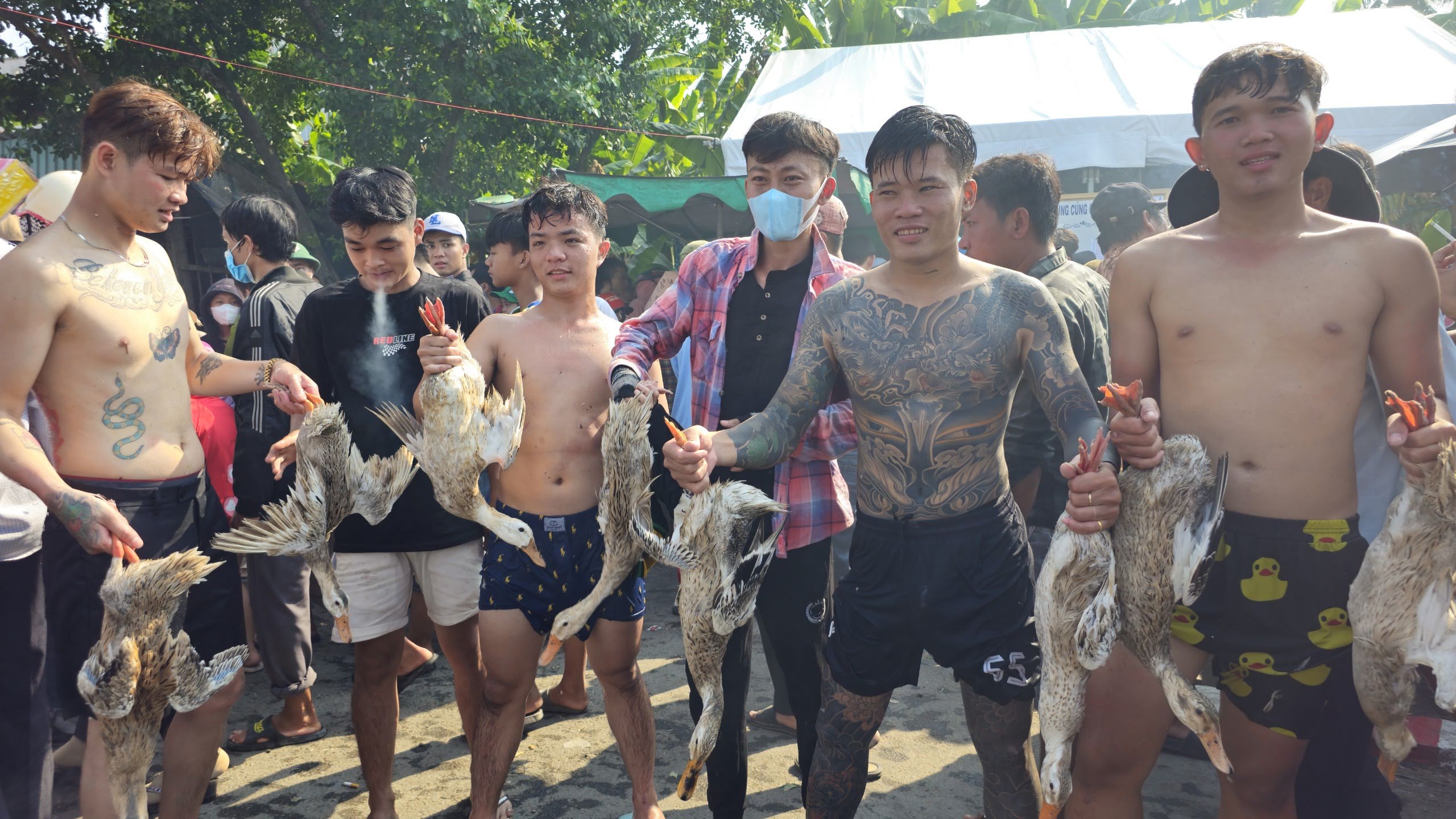 H&agrave;ng ngh&igrave;n người đổ về lễ hội L&agrave;m Chay ở Long An, giao th&ocirc;ng &ugrave;n tắc- Ảnh 8.