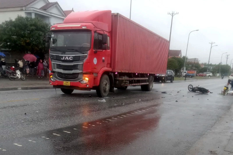 Hiện trường vụ TNGT khiến người đàn ông đi xe máy tử vong. Hiện trường vụ TNGT khiến người đàn ông đi xe máy tử vong.