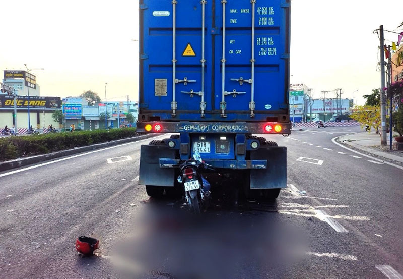 Cú tông làm xe máy của nạn nhân găm vào đuôi xe container. Cú tông làm xe máy của nạn nhân găm vào đuôi xe container.