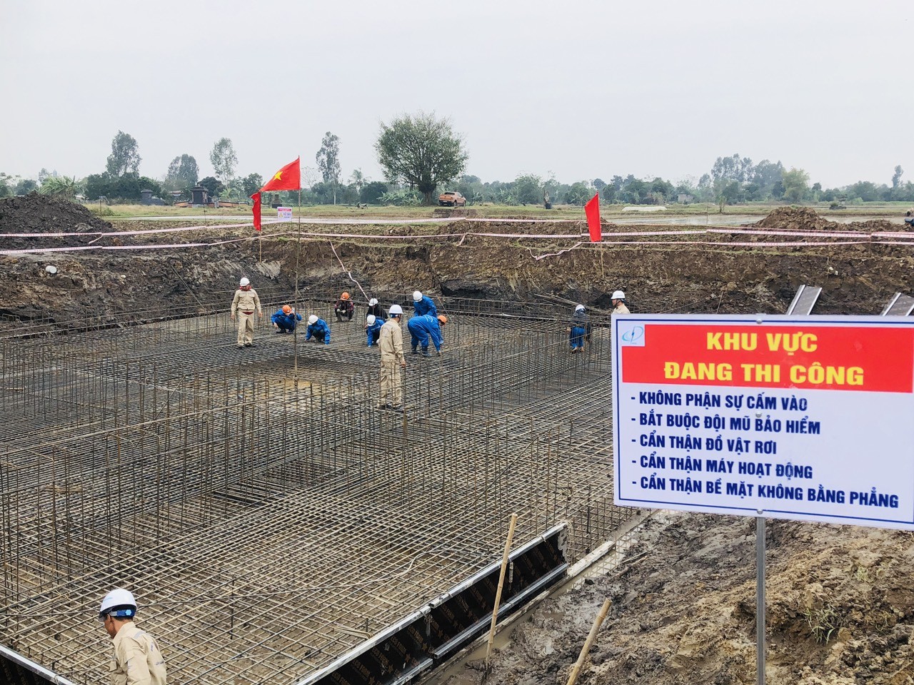 Thi đua 120 ngày đêm hoàn thành đường dây 500kV mạch 3- Ảnh 1. Thi đua 120 ngày đêm hoàn thành đường dây 500kV mạch 3- Ảnh 1.