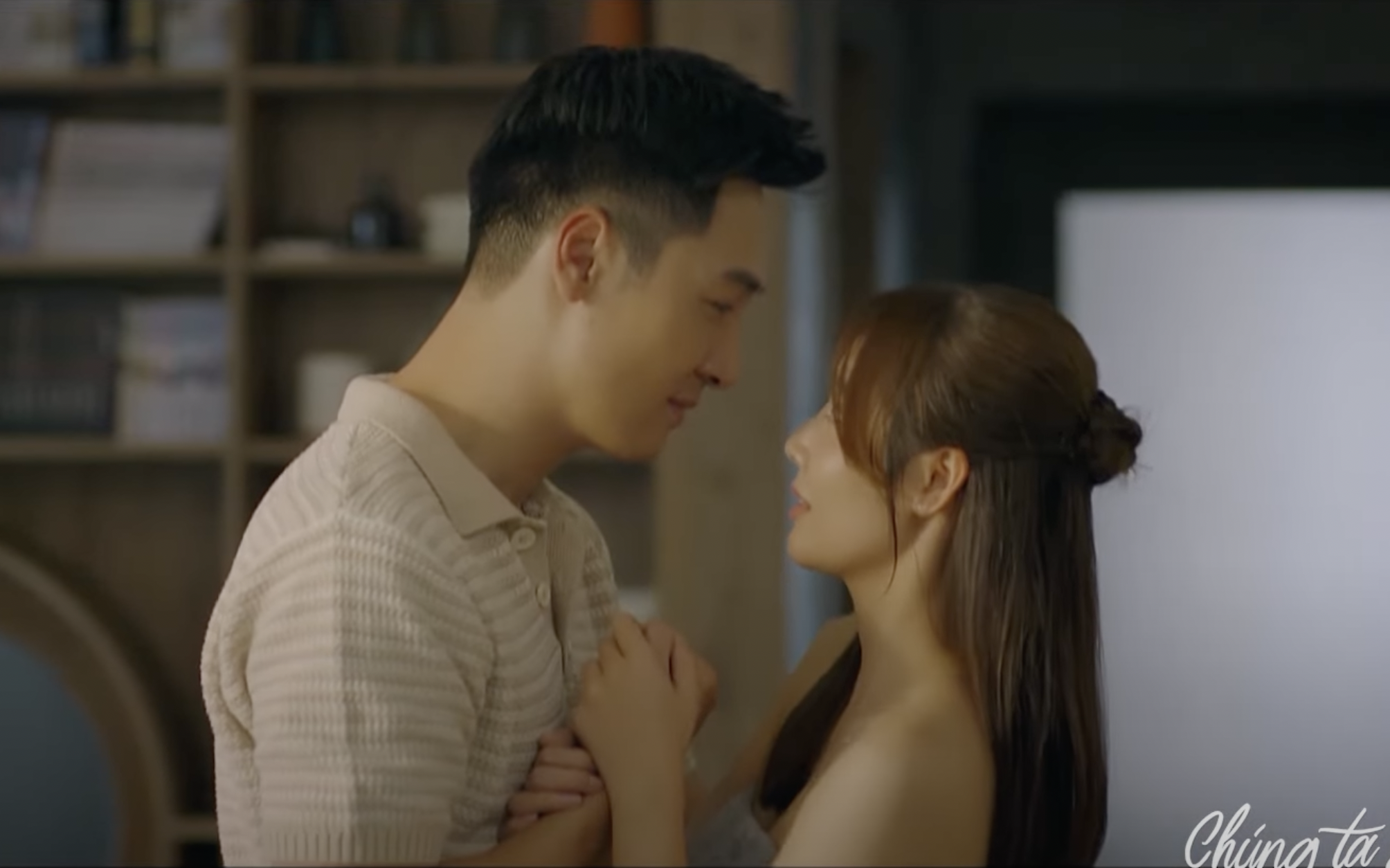 Dương sang nh&agrave; L&acirc;m chơi v&agrave; thi&ecirc;n thời, địa lợi nh&acirc;n ho&agrave; đ&atilde; gi&uacute;p L&acirc;m c&oacute; cơ hội x&iacute;ch lại gần Dương hơn.