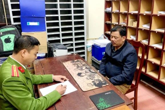 Khởi tố tài xế xe khách đánh võng 8km, đâm hỏng xe cảnh sát ở Lạng Sơn- Ảnh 2. Khởi tố tài xế xe khách đánh võng 8km, đâm hỏng xe cảnh sát ở Lạng Sơn- Ảnh 2.