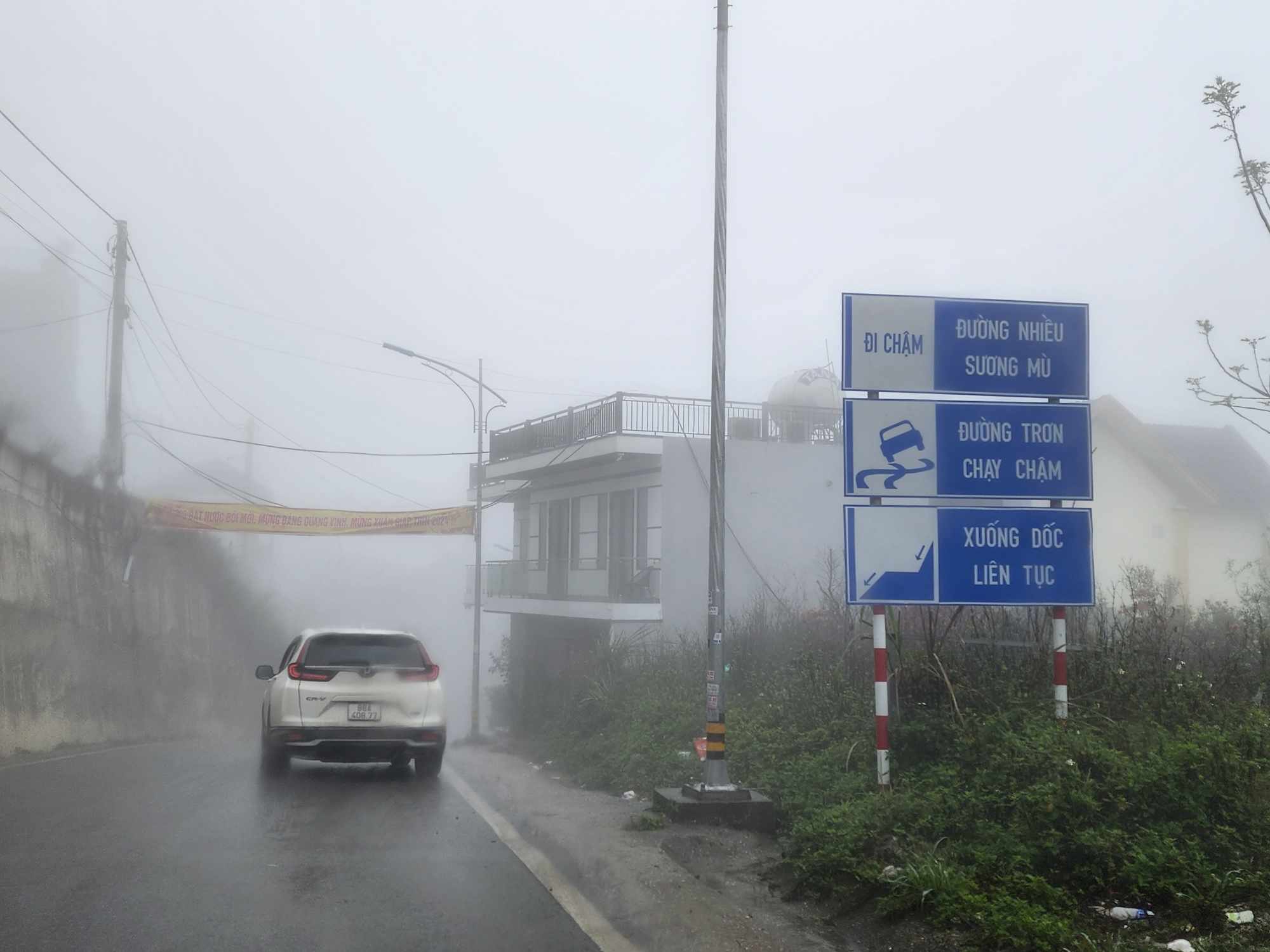 Xe kh&aacute;ch mất phanh ở Tam Đảo: Hộ lan v&agrave; c&acirc;y rừng ngăn tai nạn thảm khốc- Ảnh 6.