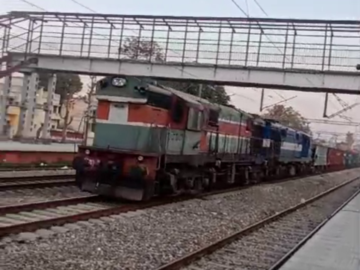 Đo&agrave;n t&agrave;u lao với tốc độ hơn 100km/h suốt qu&atilde;ng đường 70km trong t&igrave;nh trạng kh&ocirc;ng c&oacute; người điều khiển. (Ảnh: India Times)