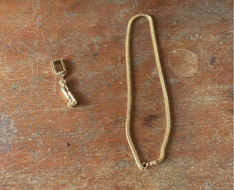 Tr&ecirc;n đường bỏ chạy, kẻ cướp vẫn t&aacute;o tợn giật d&acirc;y chuyền v&agrave;ng- Ảnh 1.