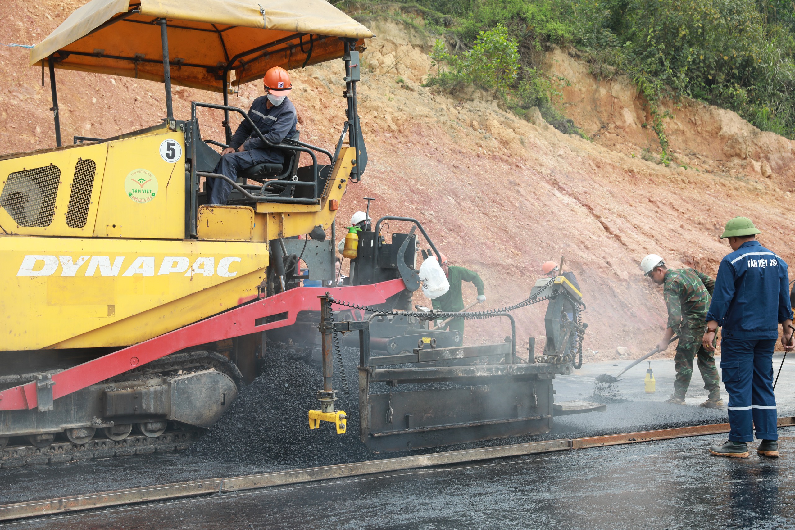 Tăng tốc thi c&ocirc;ng đường li&ecirc;n kết v&ugrave;ng tại Th&aacute;i Nguy&ecirc;n- Ảnh 2.