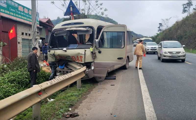 Hiện trường vụ tai nạn khiến xe khách hư hỏng nặng. Hiện trường vụ tai nạn khiến xe khách hư hỏng nặng.