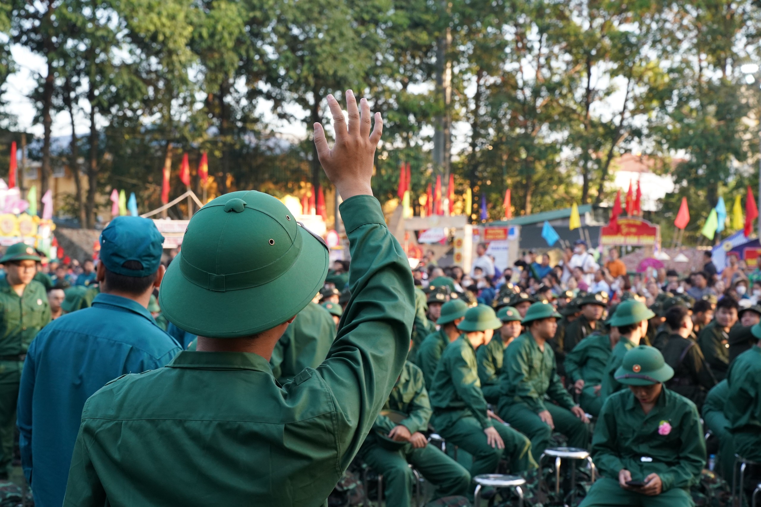 H&igrave;nh ảnh x&uacute;c động trong ng&agrave;y tiễn c&aacute;c t&acirc;n binh l&ecirc;n đường nhập ngũ- Ảnh 10.