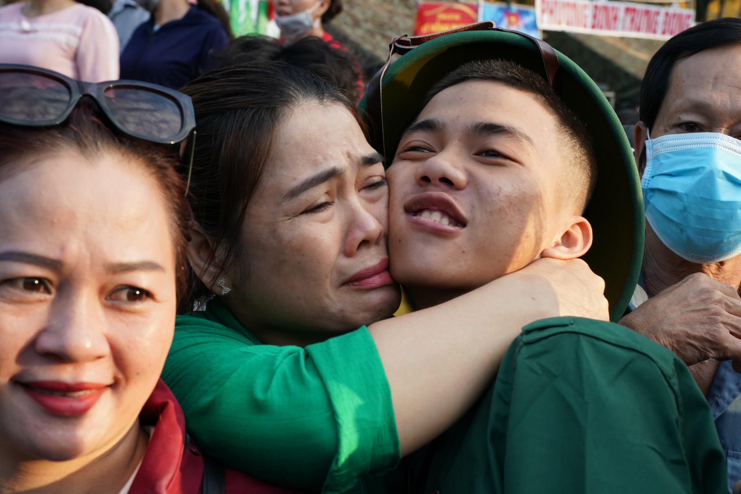 H&igrave;nh ảnh x&uacute;c động trong ng&agrave;y tiễn c&aacute;c t&acirc;n binh l&ecirc;n đường nhập ngũ- Ảnh 13.