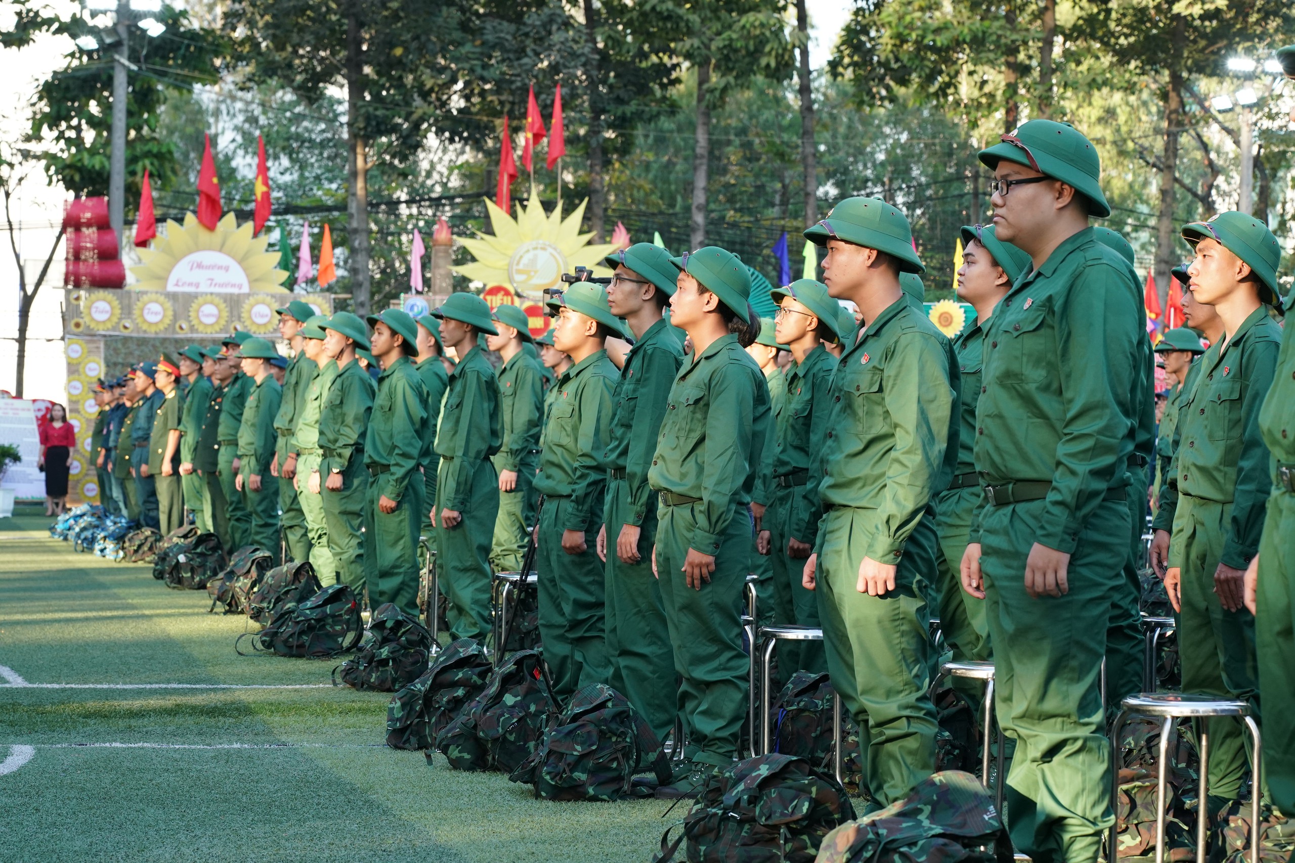 H&igrave;nh ảnh x&uacute;c động trong ng&agrave;y tiễn c&aacute;c t&acirc;n binh l&ecirc;n đường nhập ngũ- Ảnh 7.