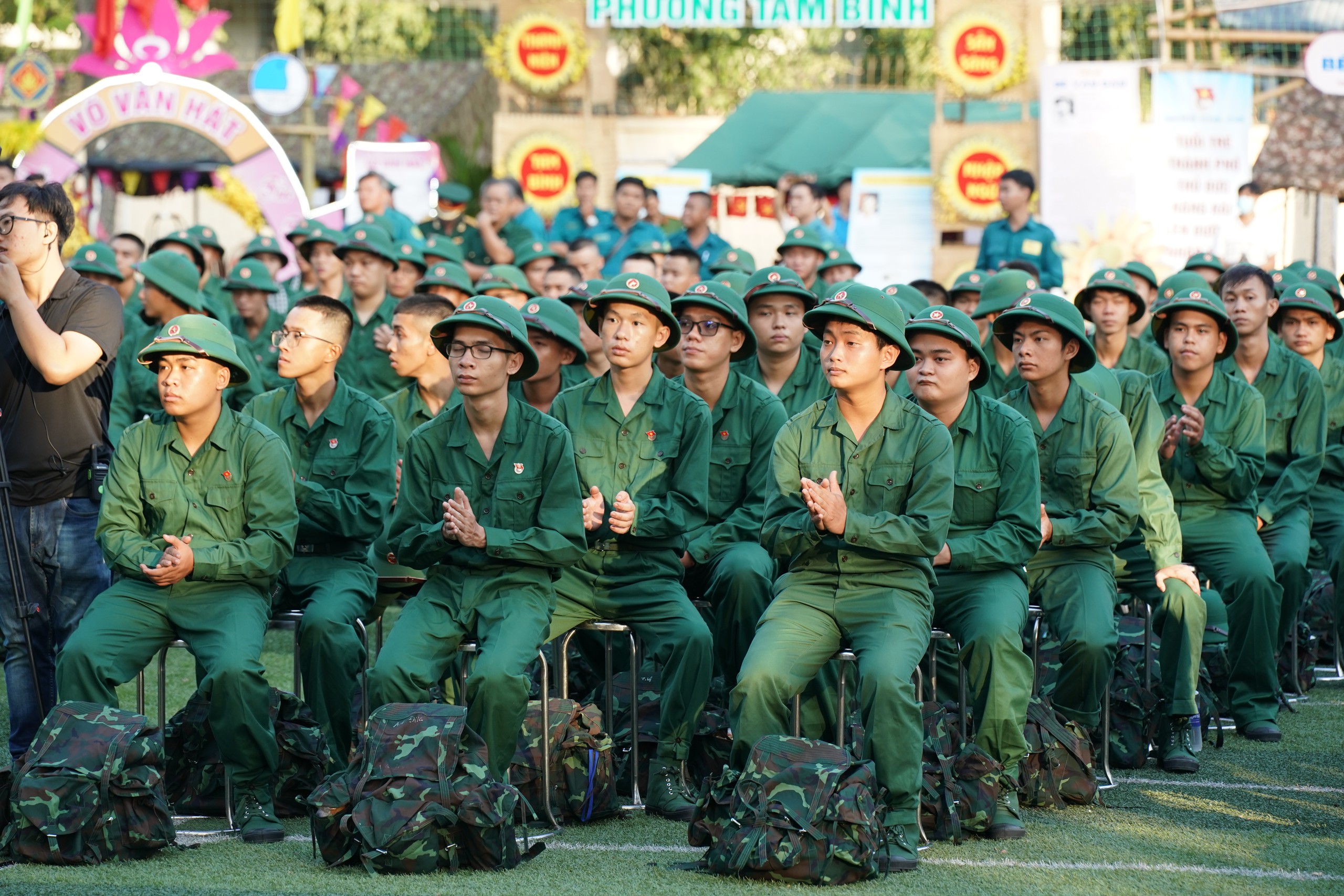 H&igrave;nh ảnh x&uacute;c động trong ng&agrave;y tiễn c&aacute;c t&acirc;n binh l&ecirc;n đường nhập ngũ- Ảnh 8.