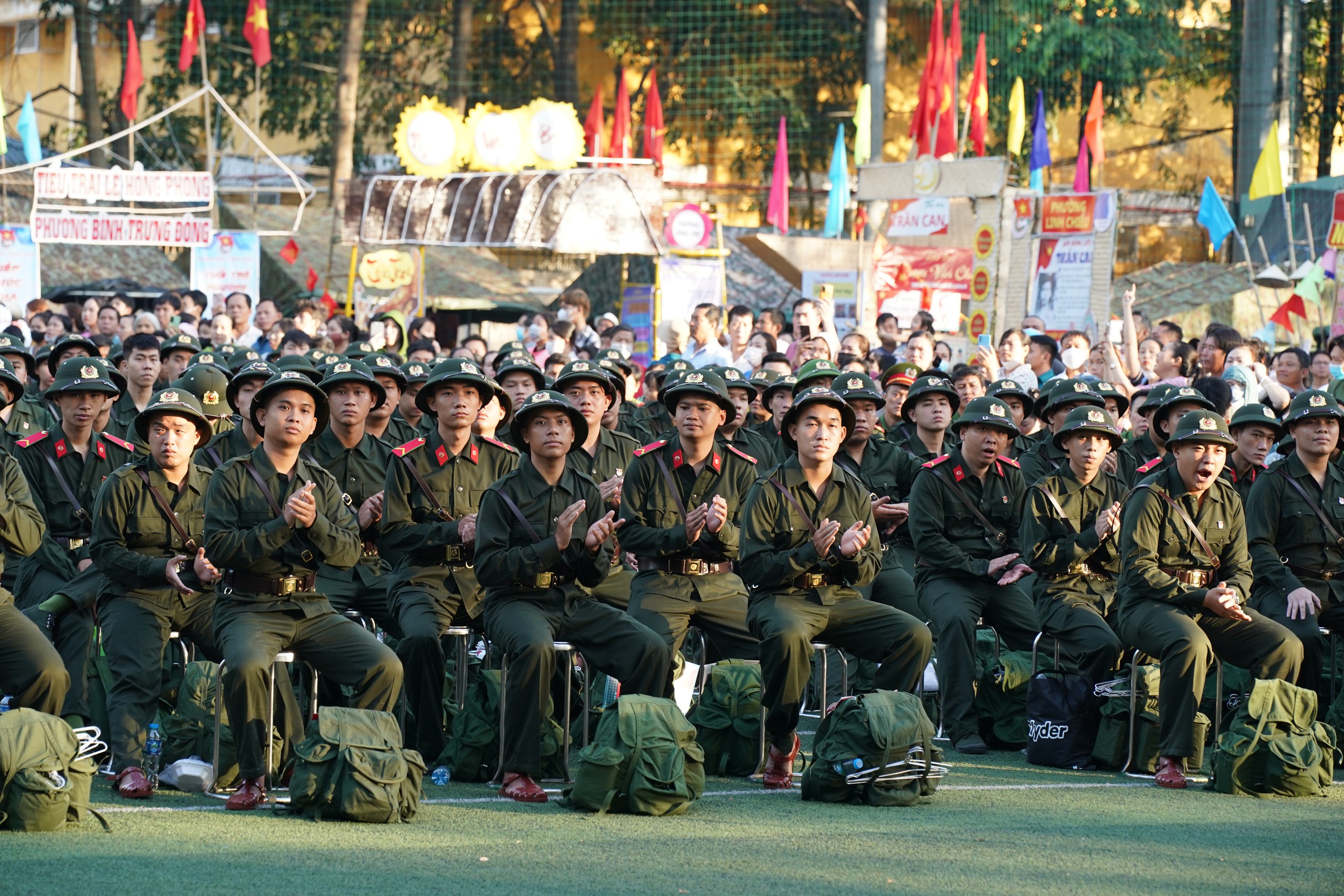 H&igrave;nh ảnh x&uacute;c động trong ng&agrave;y tiễn c&aacute;c t&acirc;n binh l&ecirc;n đường nhập ngũ- Ảnh 9.