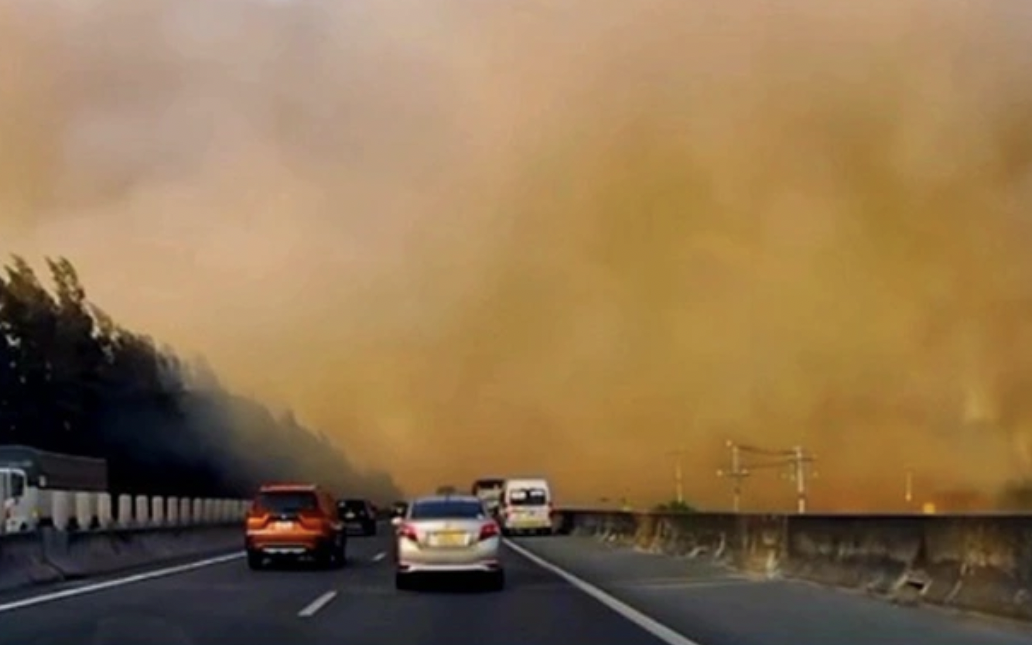 Đốt cỏ gây khói mù mịt, che khuất tầm nhìn ở cao tốc TP.HCM - Long Thành - Dầu Giây- Ảnh 2. Đi đường gặp khói mù mịt, lái xe thế nào để an toàn?