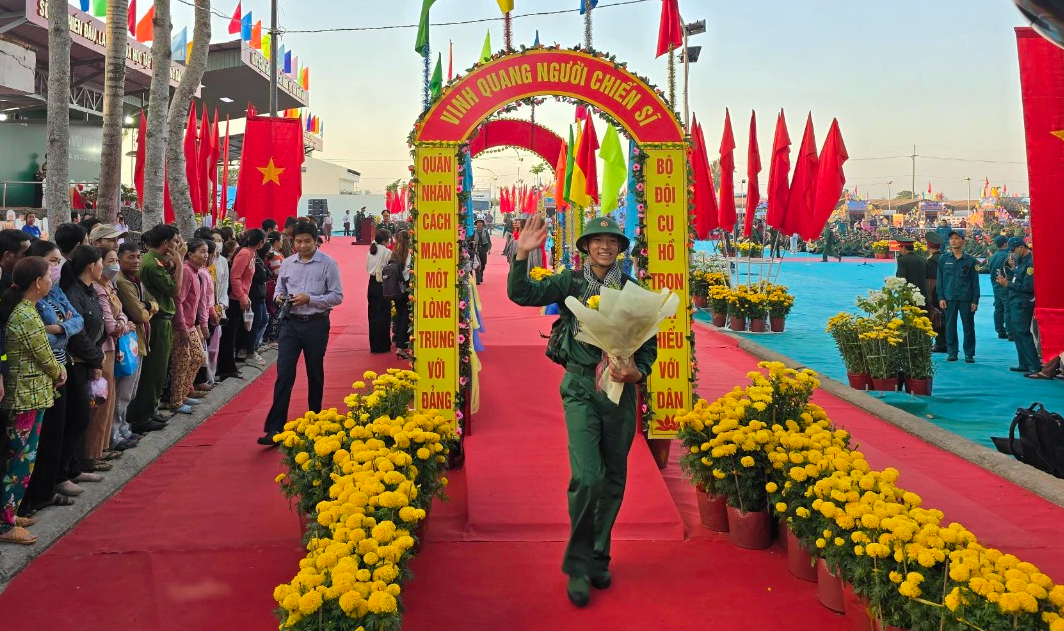 Thanh ni&ecirc;n miền T&acirc;y hăng h&aacute;i l&ecirc;n đường nhập ngũ- Ảnh 5.
