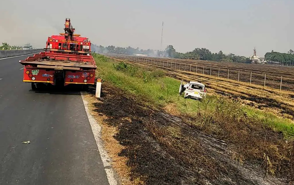 Kh&oacute; xử l&yacute; người d&acirc;n đốt đồng l&agrave;m kh&oacute;i tr&agrave;n ra cao tốc g&acirc;y tai nạn cho &ocirc; t&ocirc;- Ảnh 1.