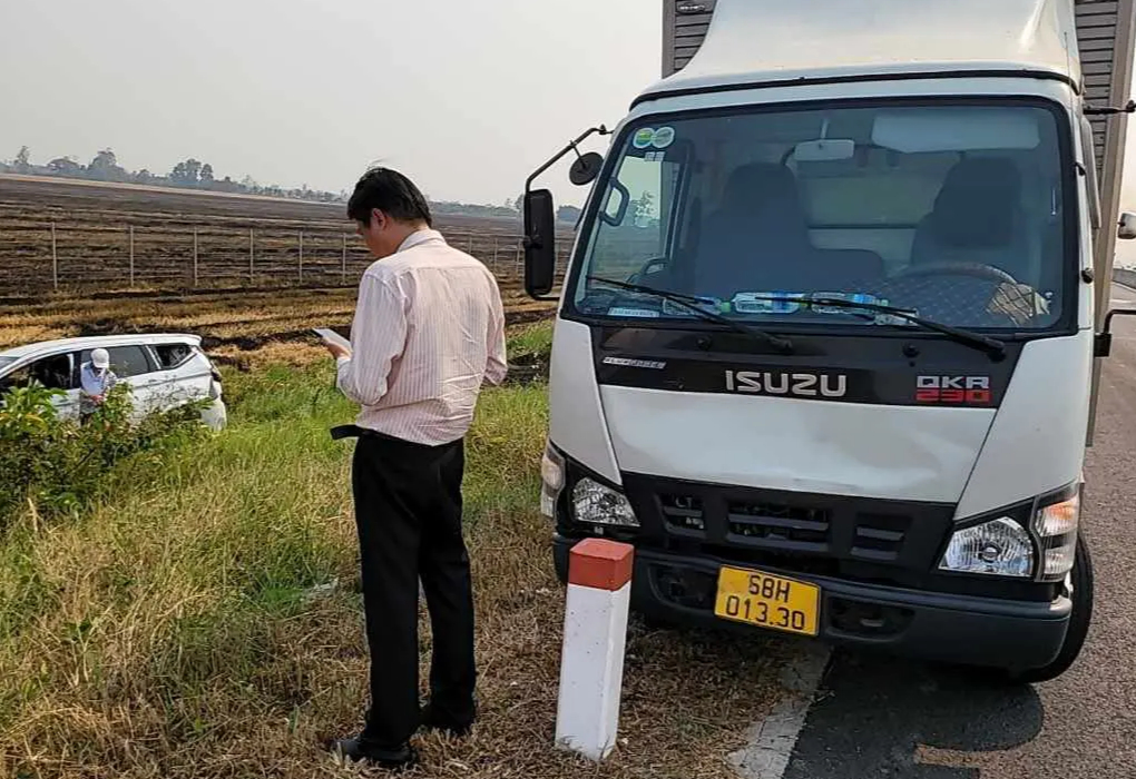 Kh&oacute; xử l&yacute; người d&acirc;n đốt đồng l&agrave;m kh&oacute;i tr&agrave;n ra cao tốc g&acirc;y tai nạn cho &ocirc; t&ocirc;- Ảnh 3.