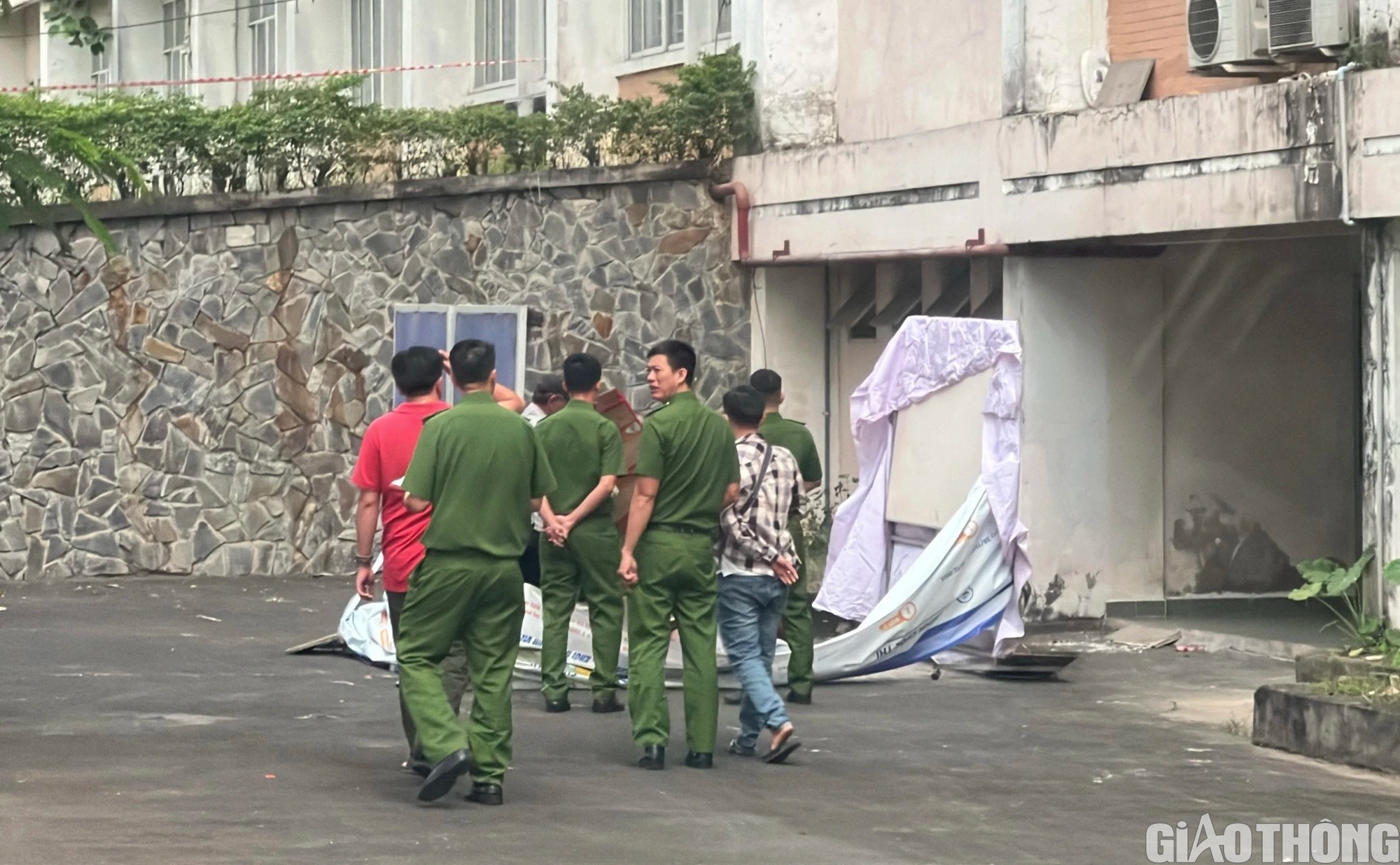 Nam sinh năm cuối rơi từ tầng 5 trường đại học xuống đất, tử vong- Ảnh 2.