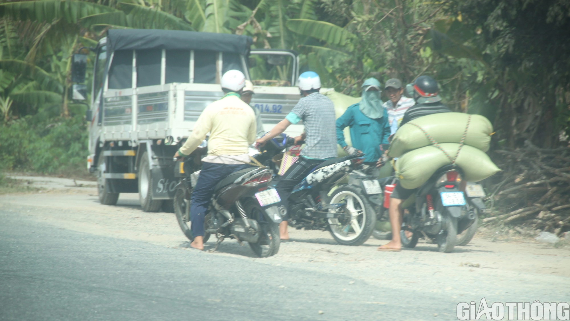 Đường sụt l&uacute;n &ocirc; t&ocirc; kh&ocirc;ng thể qua, n&ocirc;ng d&acirc;n C&agrave; Mau thu&ecirc; xe m&aacute;y chở l&uacute;a ra điểm tập kết- Ảnh 10.