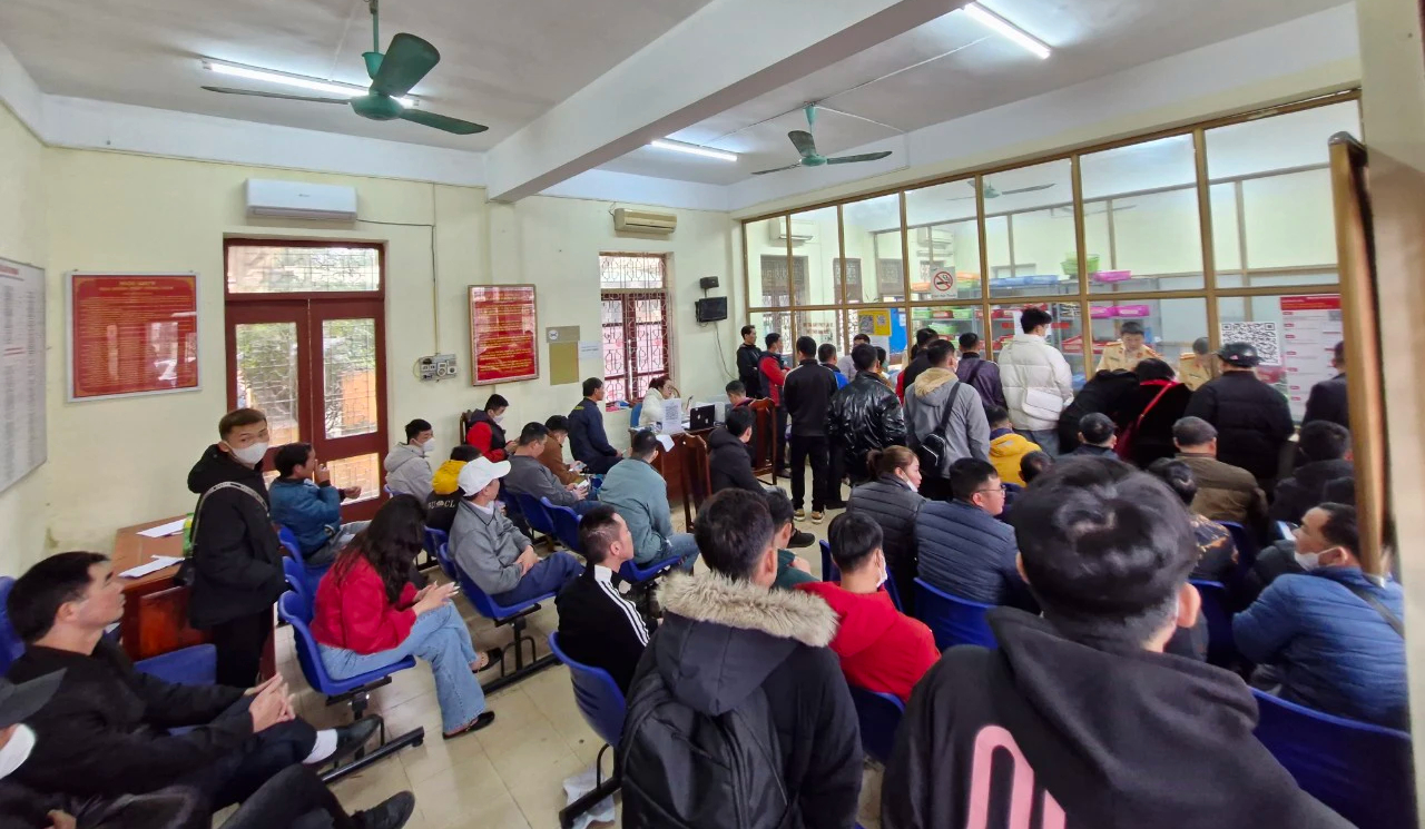 H&agrave;ng trăm người đổ dồn chờ giải quyết vi phạm, CSGT căng m&igrave;nh xử l&yacute;- Ảnh 1.