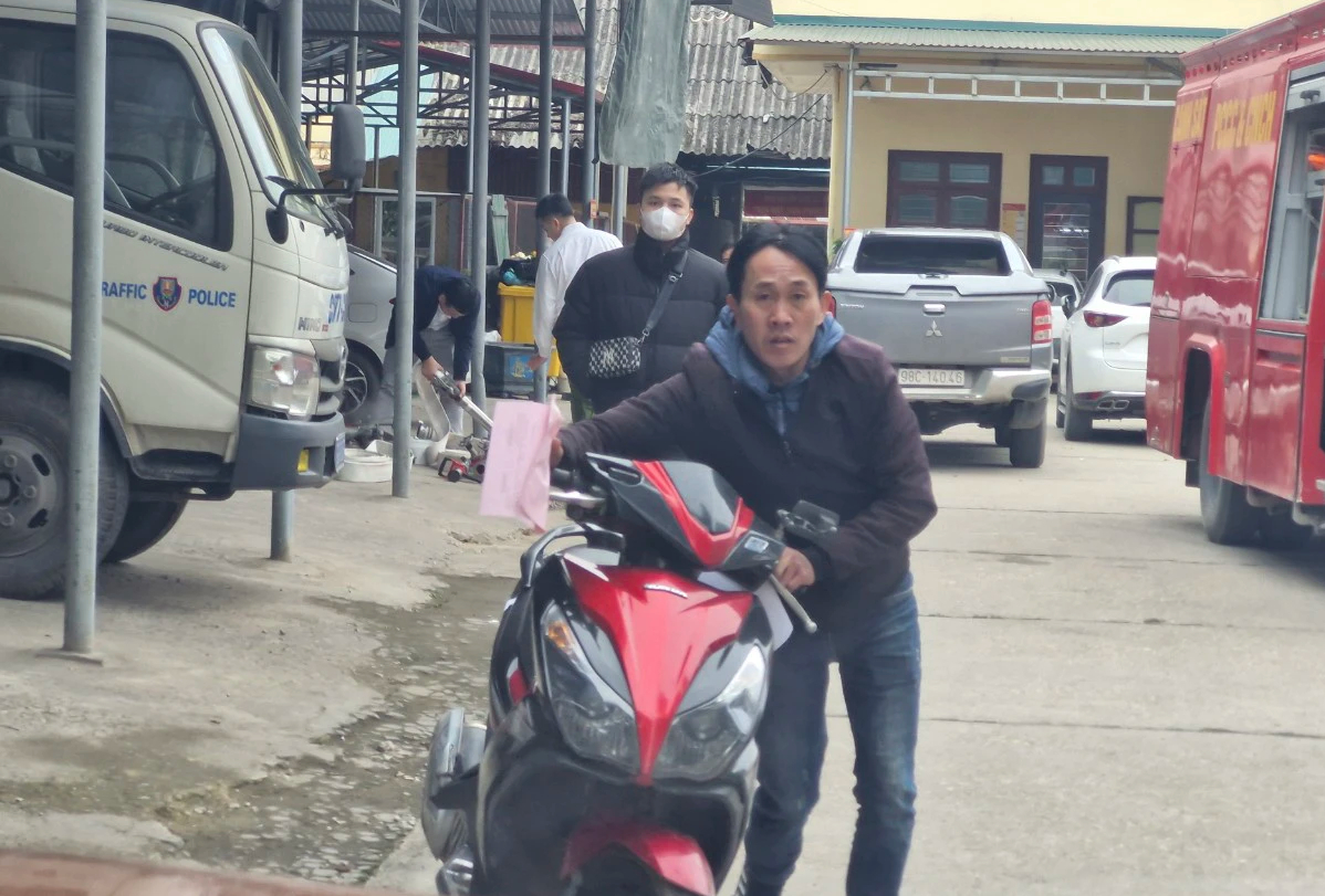 H&agrave;ng trăm người đổ dồn chờ giải quyết vi phạm, CSGT căng m&igrave;nh xử l&yacute;- Ảnh 2.