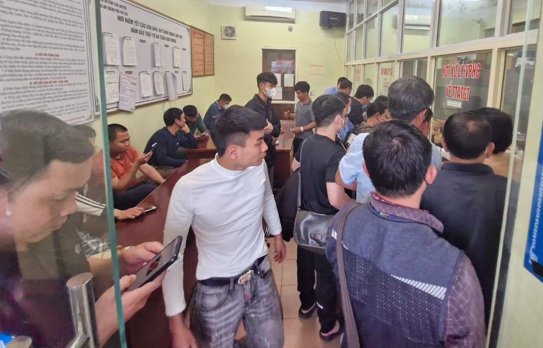 H&agrave;ng trăm người đổ dồn chờ giải quyết vi phạm, CSGT căng m&igrave;nh xử l&yacute;- Ảnh 3.