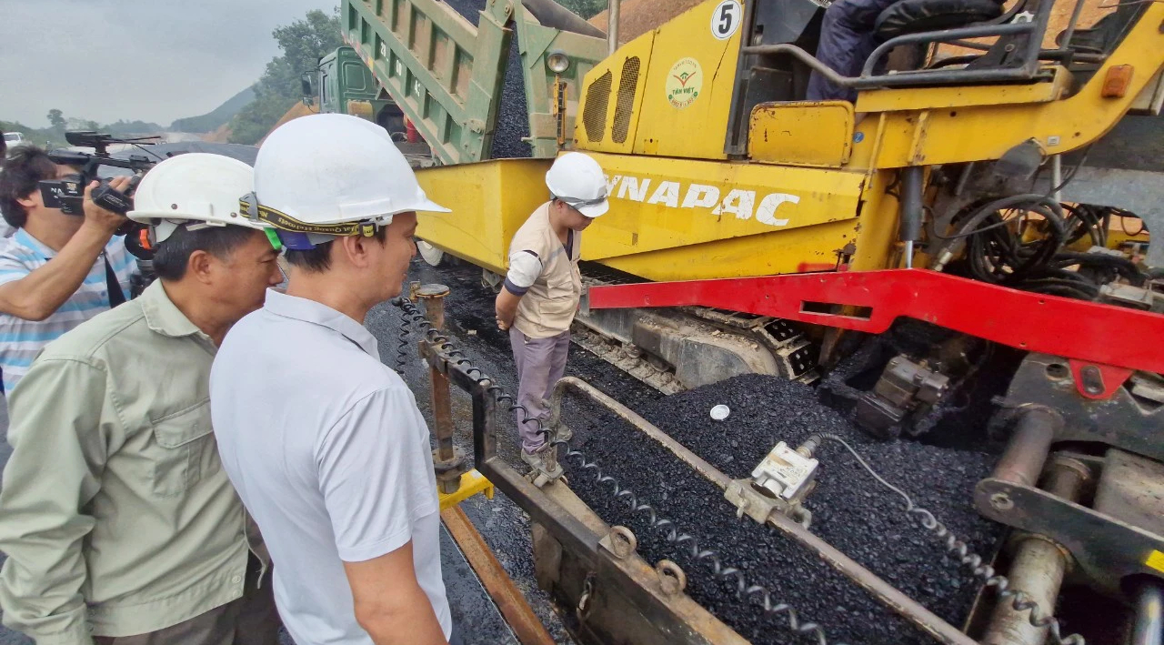 Tăng tốc thi c&ocirc;ng đường li&ecirc;n kết v&ugrave;ng tại Th&aacute;i Nguy&ecirc;n- Ảnh 3.