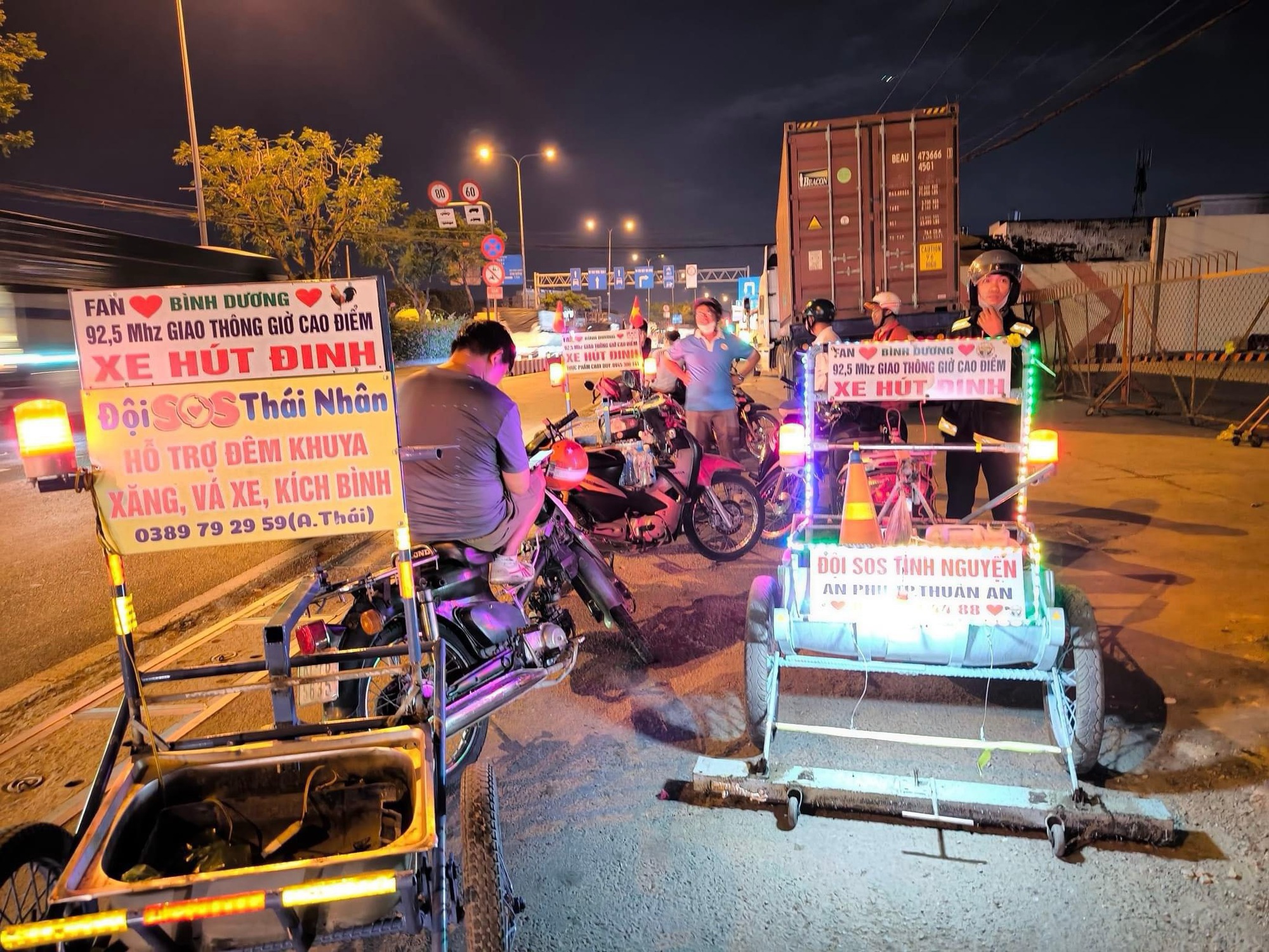 Đội SOS thu gom nhiều c&acirc;n đinh tr&ecirc;n cầu vượt S&oacute;ng Thần- Ảnh 1.