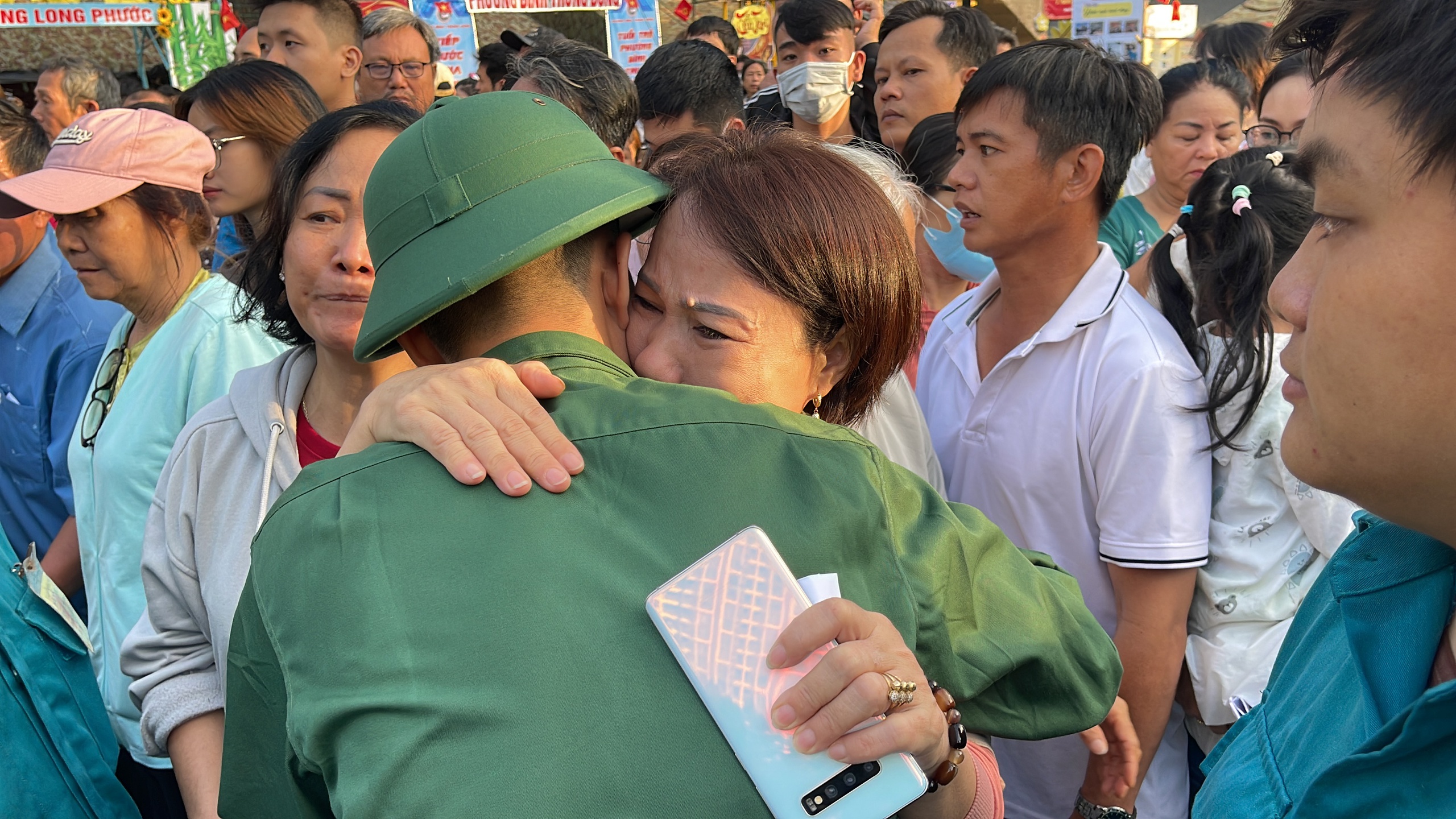 H&igrave;nh ảnh x&uacute;c động trong ng&agrave;y tiễn c&aacute;c t&acirc;n binh l&ecirc;n đường nhập ngũ- Ảnh 15.