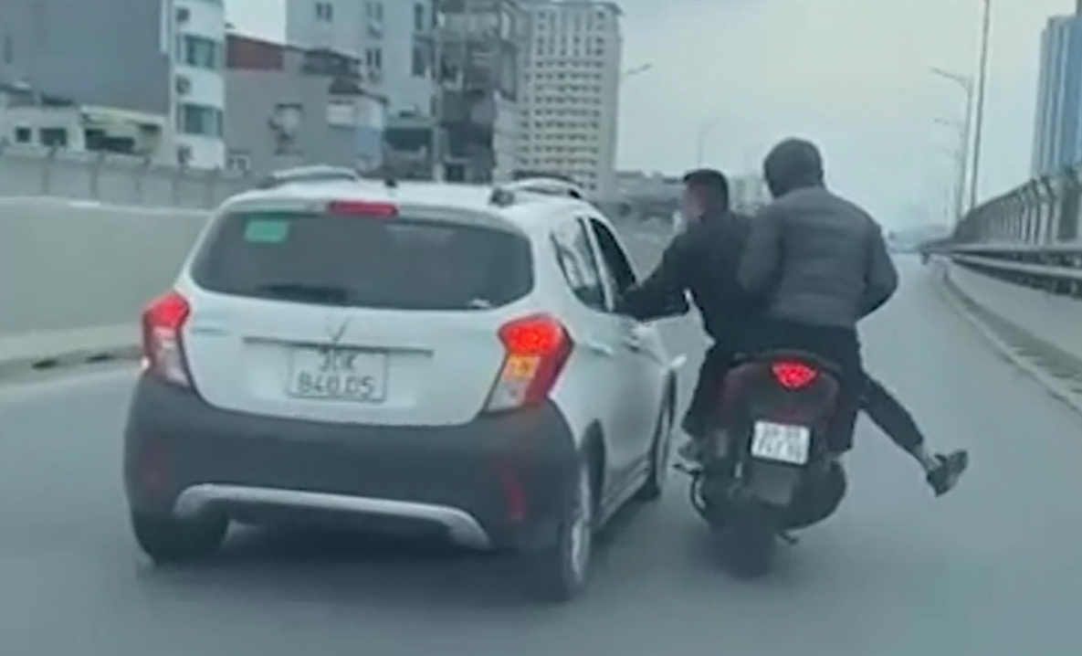 C&ocirc;ng an v&agrave;o cuộc vụ 2 người đi xe m&aacute;y đ&aacute;nh t&agrave;i xế &ocirc; t&ocirc; ở đường V&agrave;nh đai 2 tr&ecirc;n cao- Ảnh 1.
