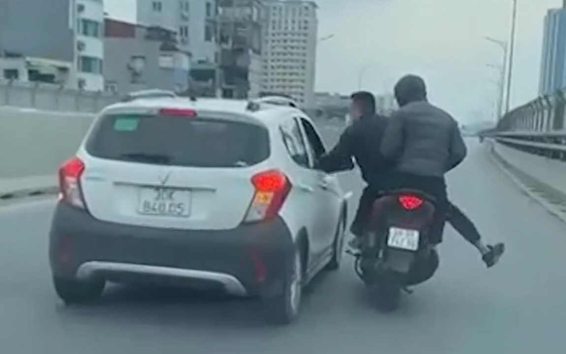 T&igrave;nh huống ph&aacute;p l&yacute; vụ 2 thanh ni&ecirc;n tạt đầu &ocirc; t&ocirc;, đ&aacute;nh t&agrave;i xế tr&ecirc;n đường V&agrave;nh đai 2