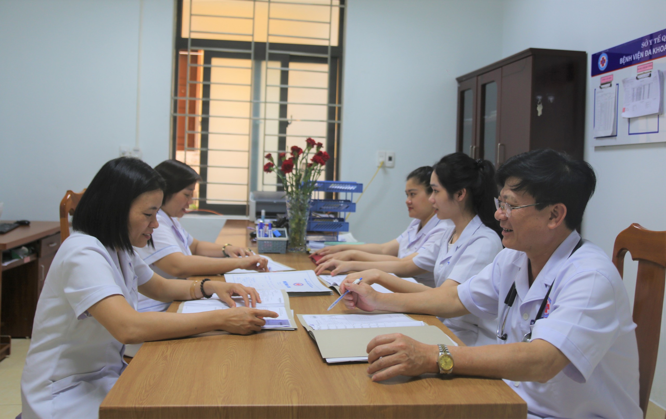 Chuyện b&aacute;c sĩ noi gương cha theo nghiệp chữa bệnh cứu người ở miền c&aacute;t trắng- Ảnh 2.