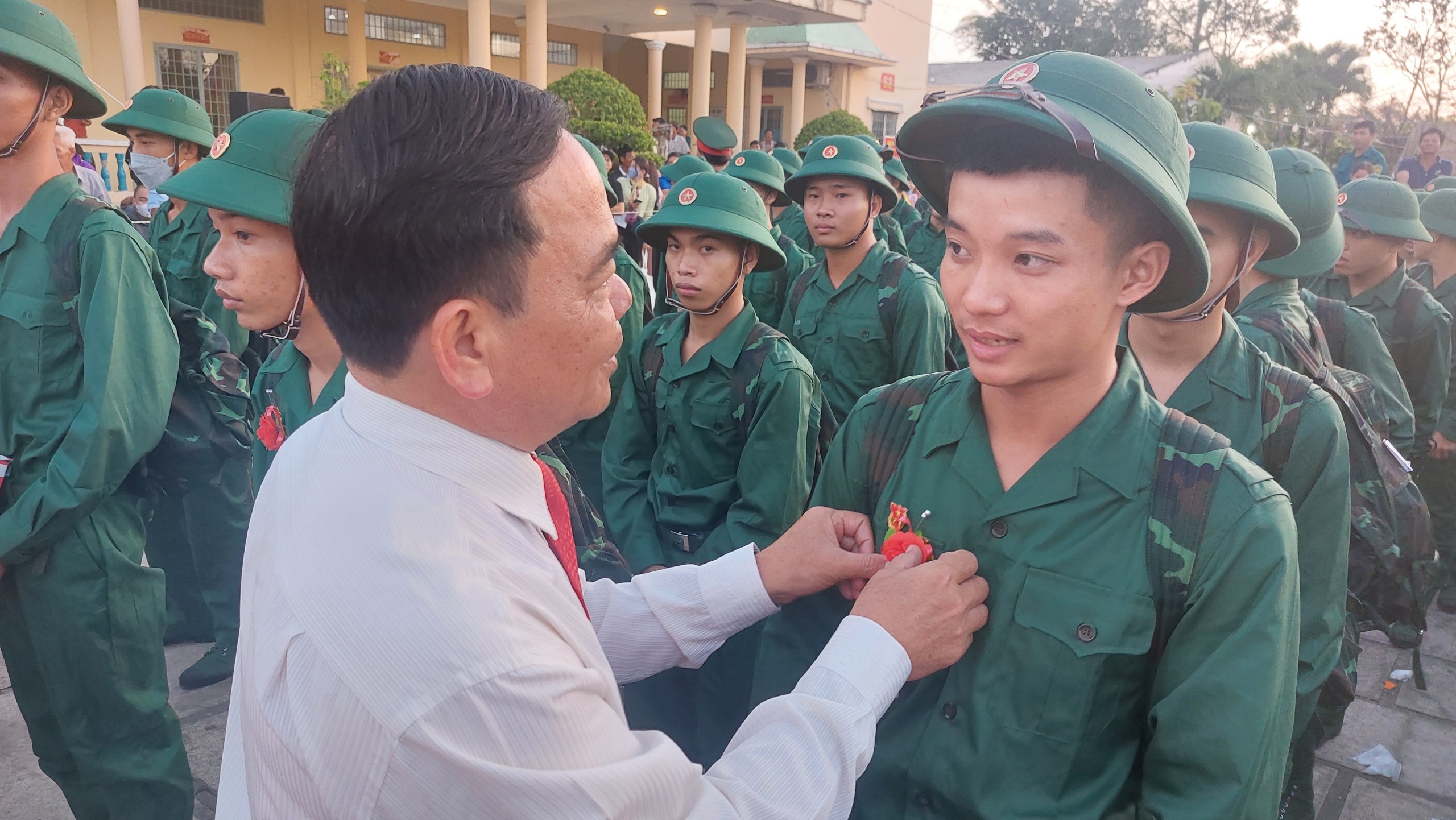 Thanh ni&ecirc;n miền T&acirc;y hăng h&aacute;i l&ecirc;n đường nhập ngũ- Ảnh 6.