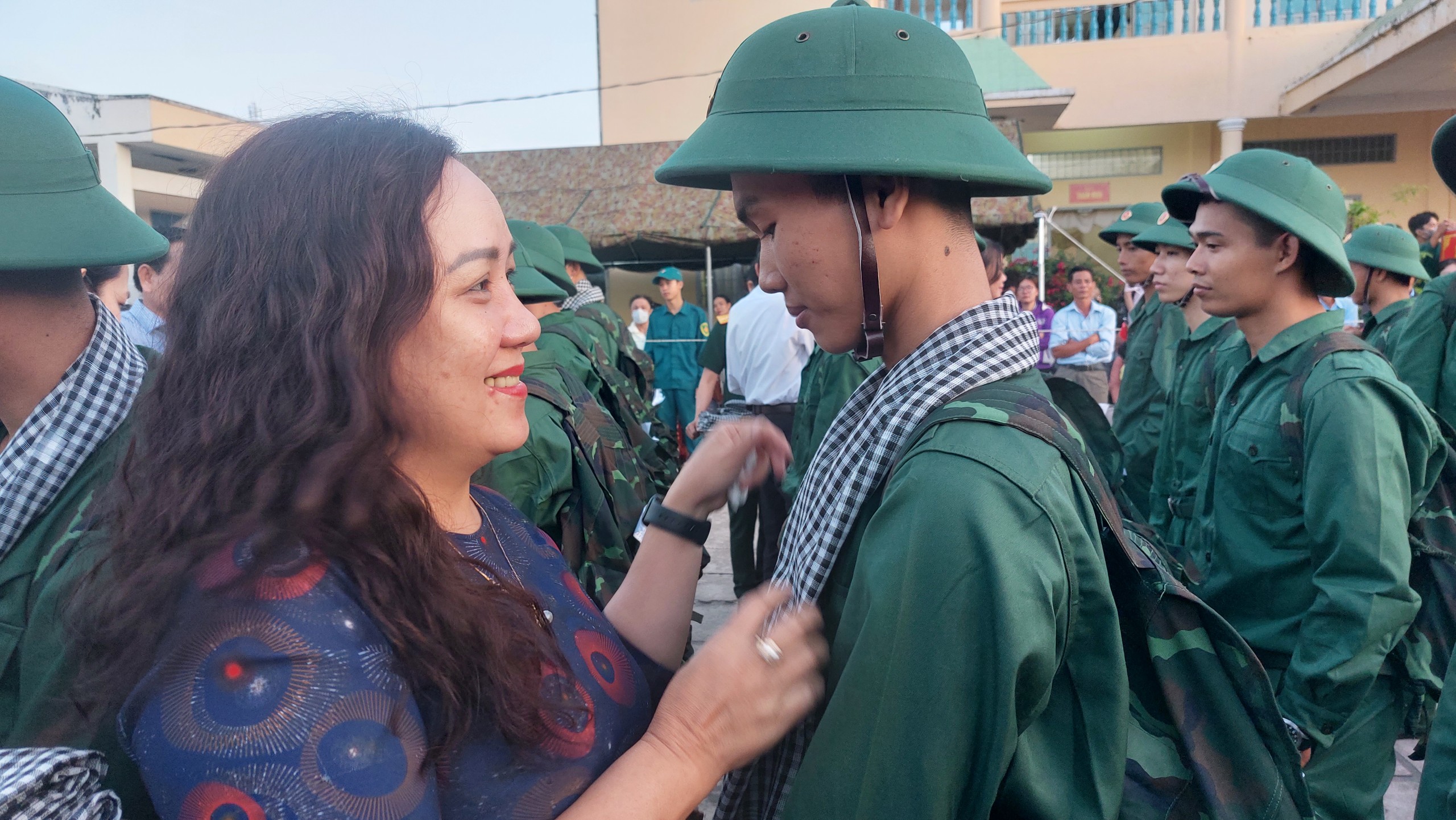 Thanh ni&ecirc;n miền T&acirc;y hăng h&aacute;i l&ecirc;n đường nhập ngũ- Ảnh 2.