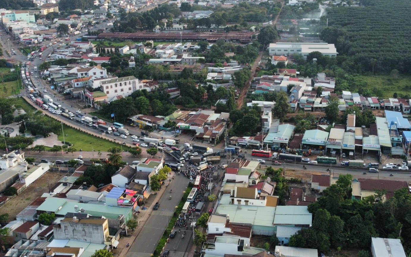 H&eacute; lộ chi&ecirc;u thức của nh&oacute;m c&ograve; bảo k&ecirc; xe vi phạm qua trạm Suối Tre