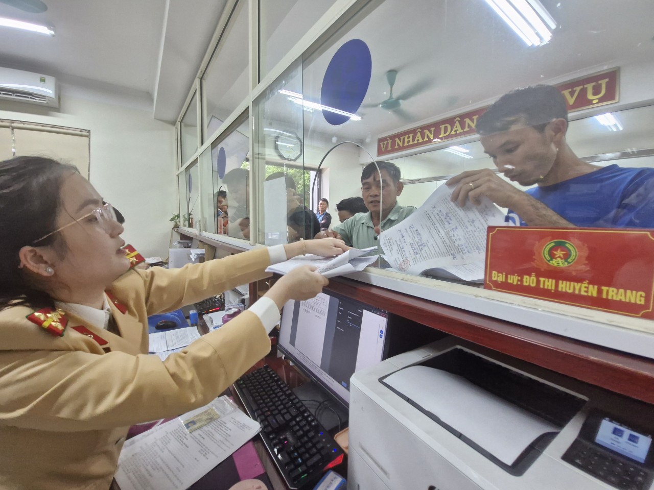 H&agrave;ng trăm người đổ dồn chờ giải quyết vi phạm, CSGT căng m&igrave;nh xử l&yacute;- Ảnh 4.