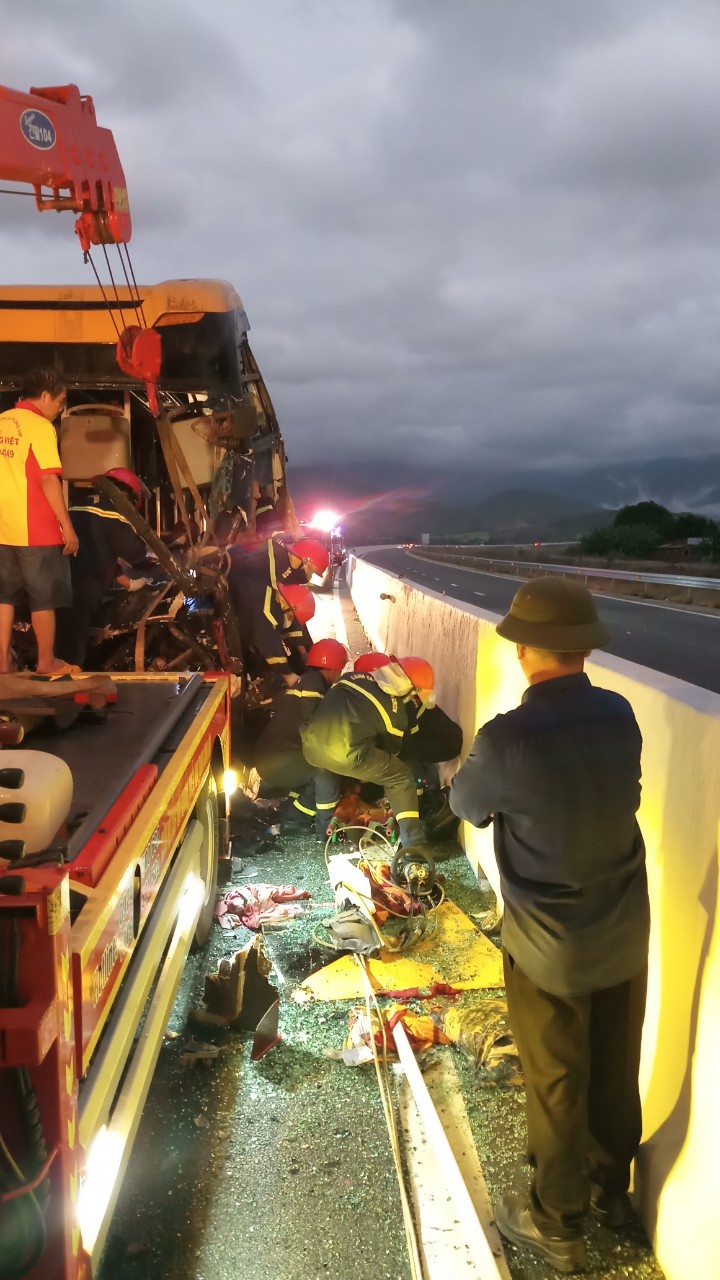 Kh&aacute;nh H&ograve;a: Cảnh s&aacute;t d&ugrave;ng k&igrave;m cắt xe kh&aacute;ch đưa l&aacute;i, phụ xe ra ngo&agrave;i sau va chạm xe tải- Ảnh 2.