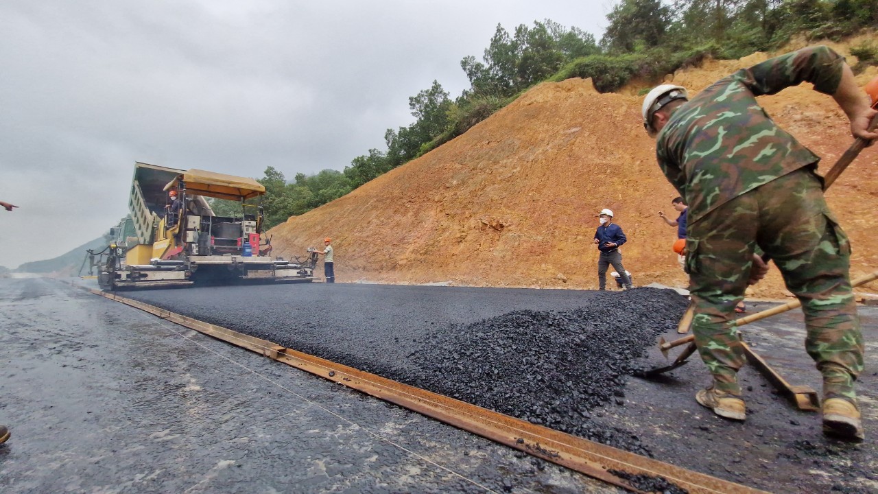 Tăng tốc thi c&ocirc;ng đường li&ecirc;n kết v&ugrave;ng tại Th&aacute;i Nguy&ecirc;n- Ảnh 13.
