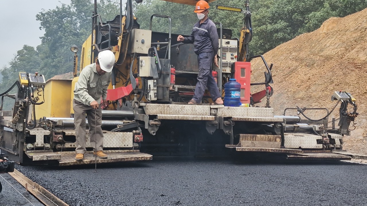 Tăng tốc thi c&ocirc;ng đường li&ecirc;n kết v&ugrave;ng tại Th&aacute;i Nguy&ecirc;n- Ảnh 5.