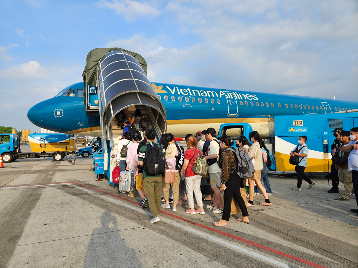 Tổng gi&aacute;m đốc Vietnam Airlines n&oacute;i về việc tăng trần v&eacute; m&aacute;y bay- Ảnh 1.