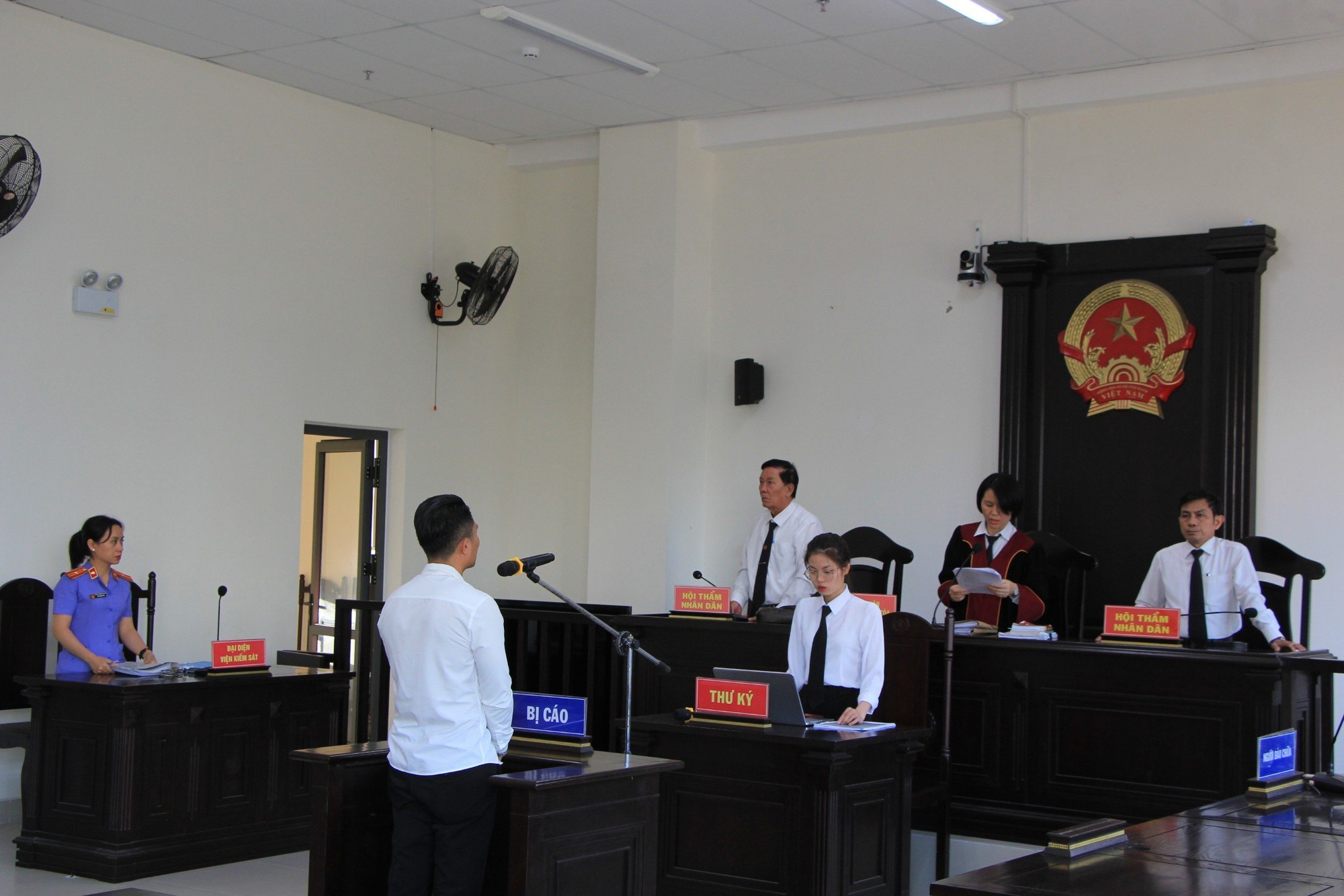 T&agrave;i xế &ocirc; t&ocirc; hất an ninh s&acirc;n bay l&ecirc;n nắp capo l&atilde;nh &aacute;n t&ugrave;- Ảnh 1.