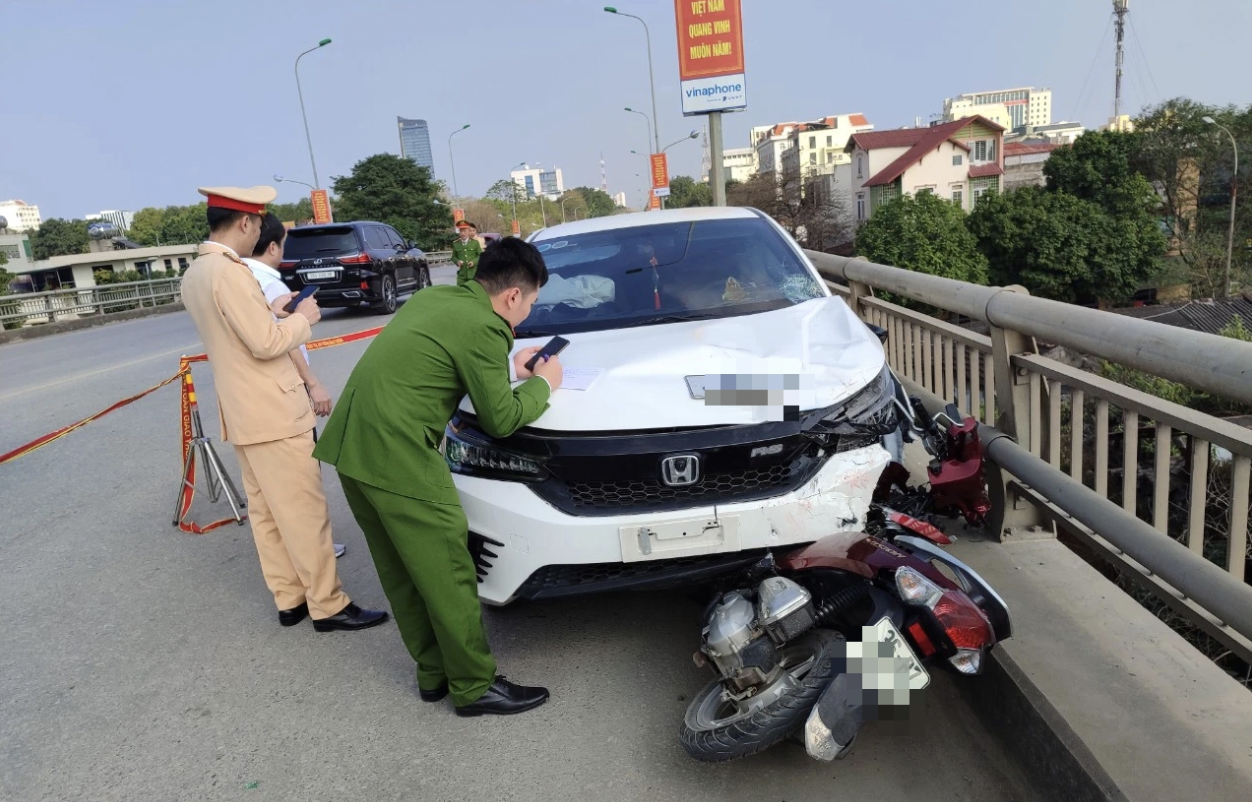 Đề nghị lắp dải ph&acirc;n c&aacute;ch sau vụ &ocirc; t&ocirc; con lấn l&agrave;n đ&acirc;m bay 2 c&ocirc; g&aacute;i rơi xuống cầu tử vong- Ảnh 2.