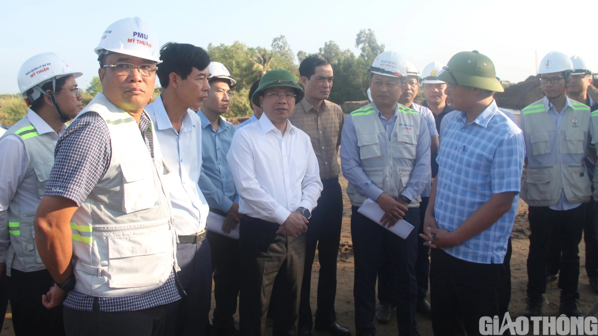 Huy động tối đa nh&acirc;n lực, m&aacute;y m&oacute;c đẩy nhanh tiến độ cao tốc Hậu Giang - C&agrave; Mau- Ảnh 1.