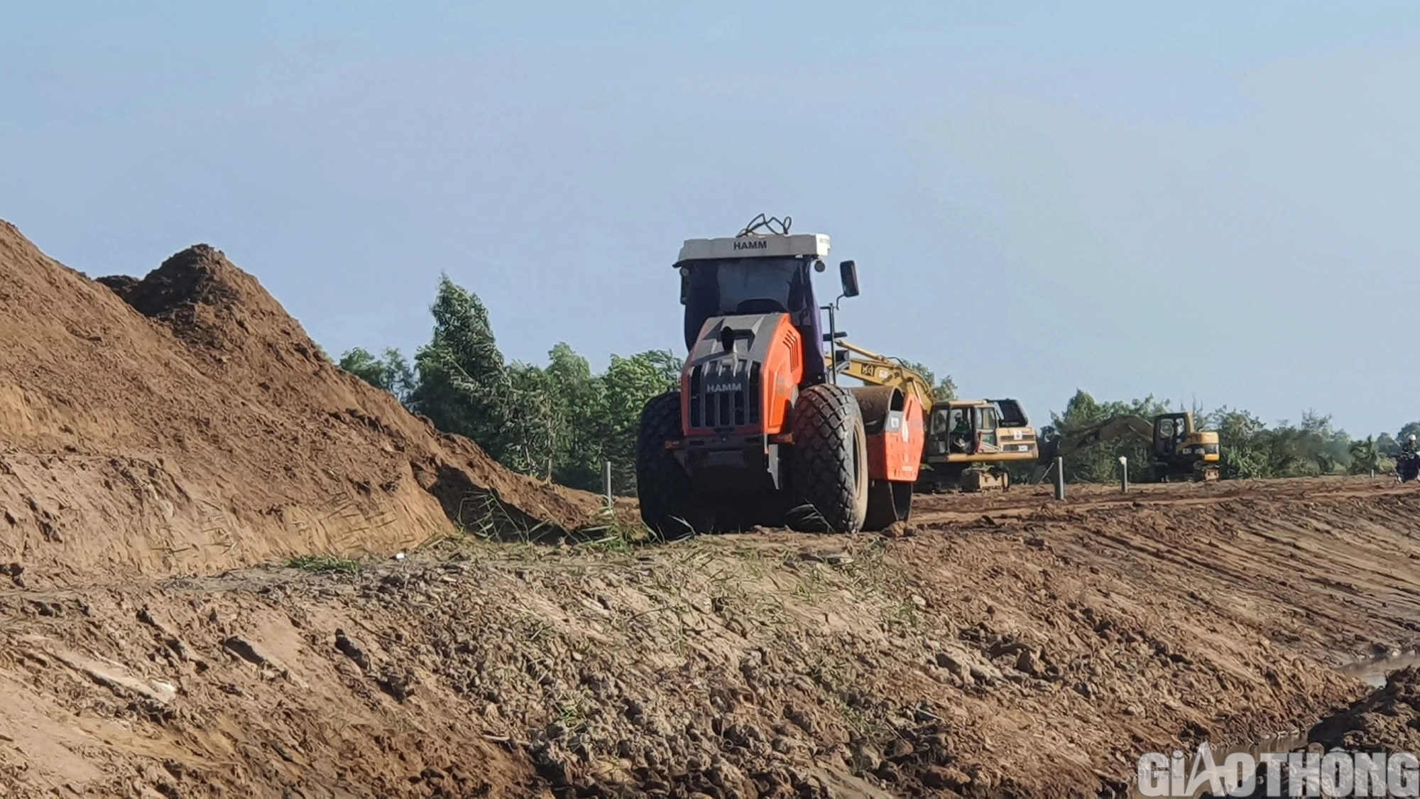 Huy động tối đa nh&acirc;n lực, m&aacute;y m&oacute;c đẩy nhanh tiến độ cao tốc Hậu Giang - C&agrave; Mau- Ảnh 3.