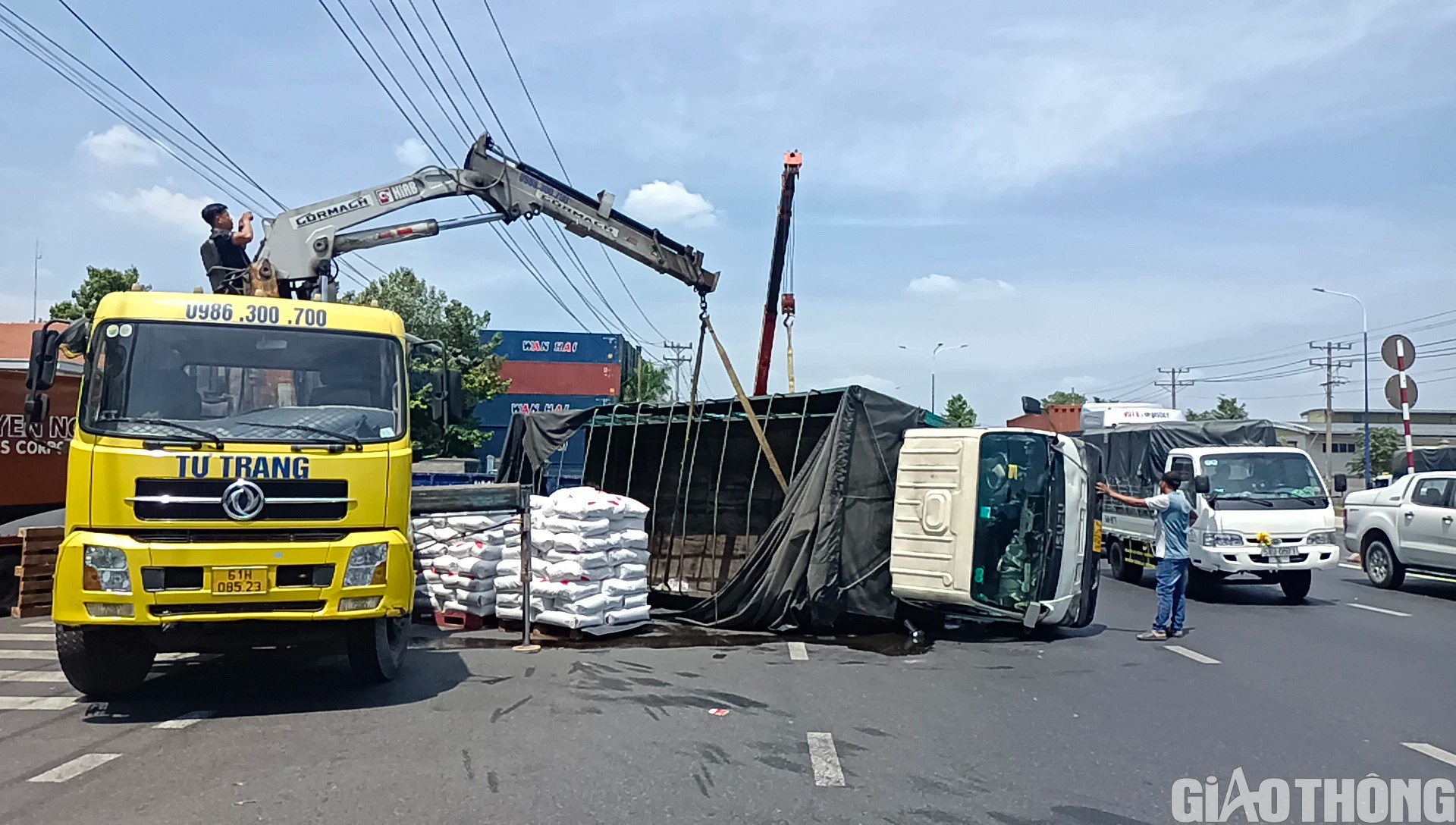 B&igrave;nh Dương: Xe tải đang &ocirc;m cua bất ngờ lật chắn ngang đường- Ảnh 2.