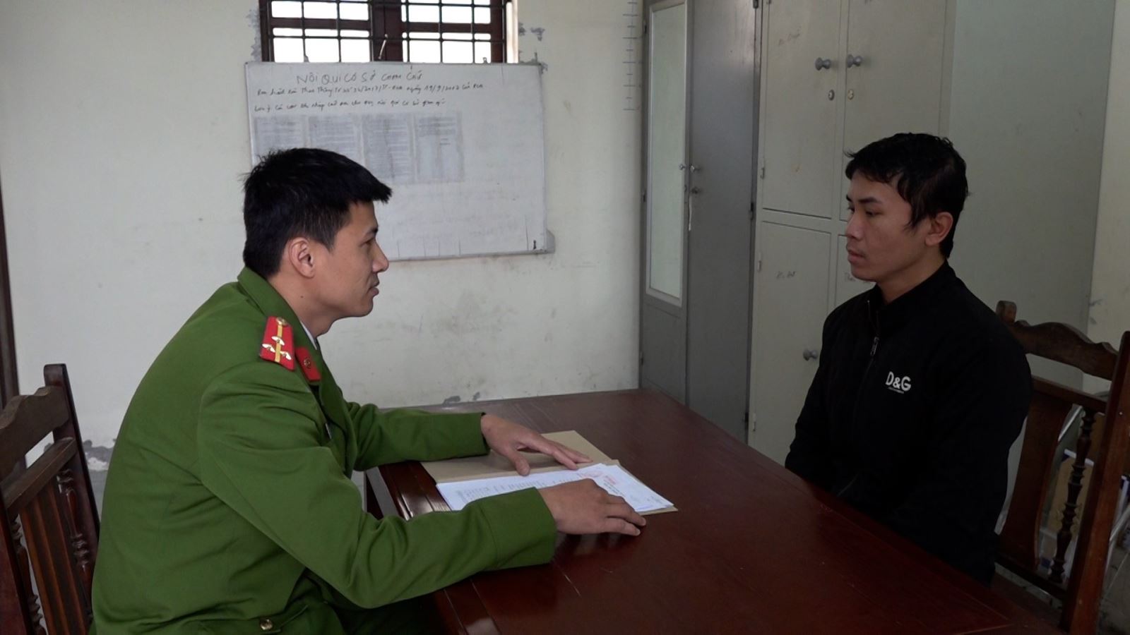 Người đ&agrave;n &ocirc;ng đập k&iacute;nh h&agrave;ng loạt &ocirc; t&ocirc; để trộm t&agrave;i sản- Ảnh 1.