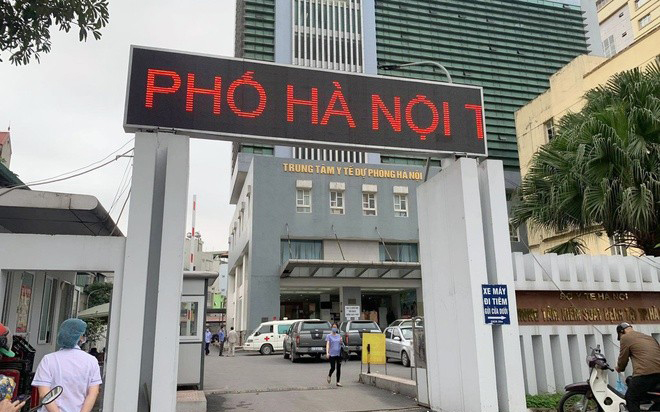 Cựu gi&aacute;m đốc CDC H&agrave; Nội v&agrave; kế to&aacute;n trưởng khai g&igrave; về qu&agrave; tiền tỷ của Việt &Aacute;?- Ảnh 2.