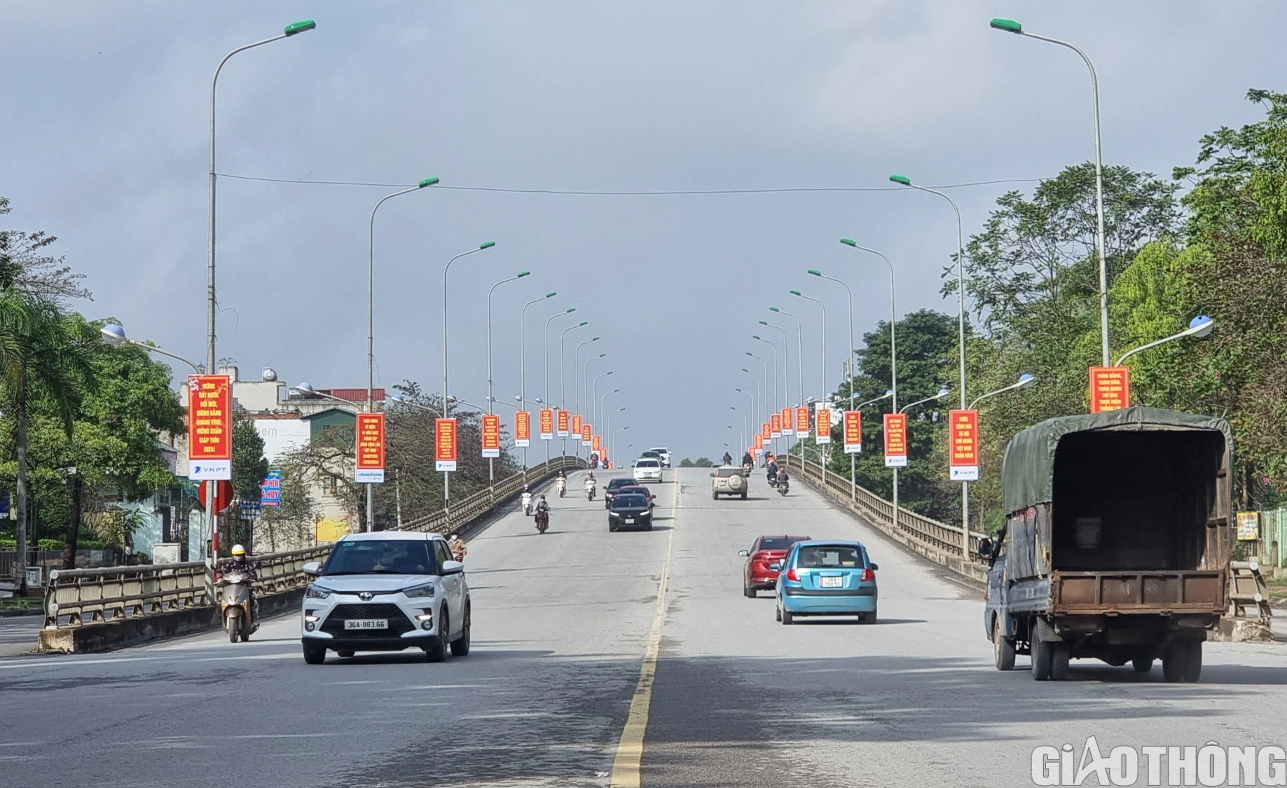 Đề nghị lắp dải ph&acirc;n c&aacute;ch sau vụ &ocirc; t&ocirc; con lấn l&agrave;n đ&acirc;m bay 2 c&ocirc; g&aacute;i rơi xuống cầu tử vong- Ảnh 1.