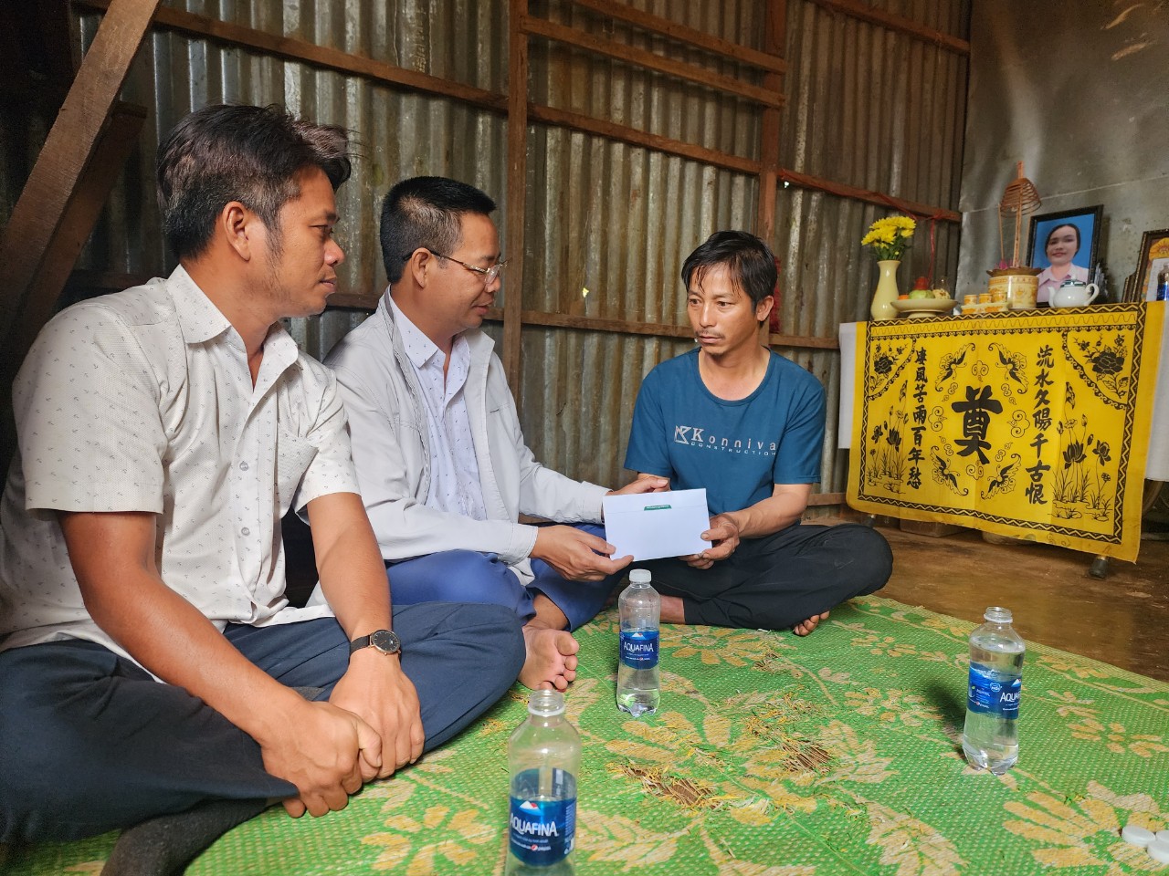 Vợ tử vong sau tai nạn giao th&ocirc;ng, chồng l&agrave;m thu&ecirc; cả tối  nu&ocirc;i 4 con ăn học- Ảnh 1.