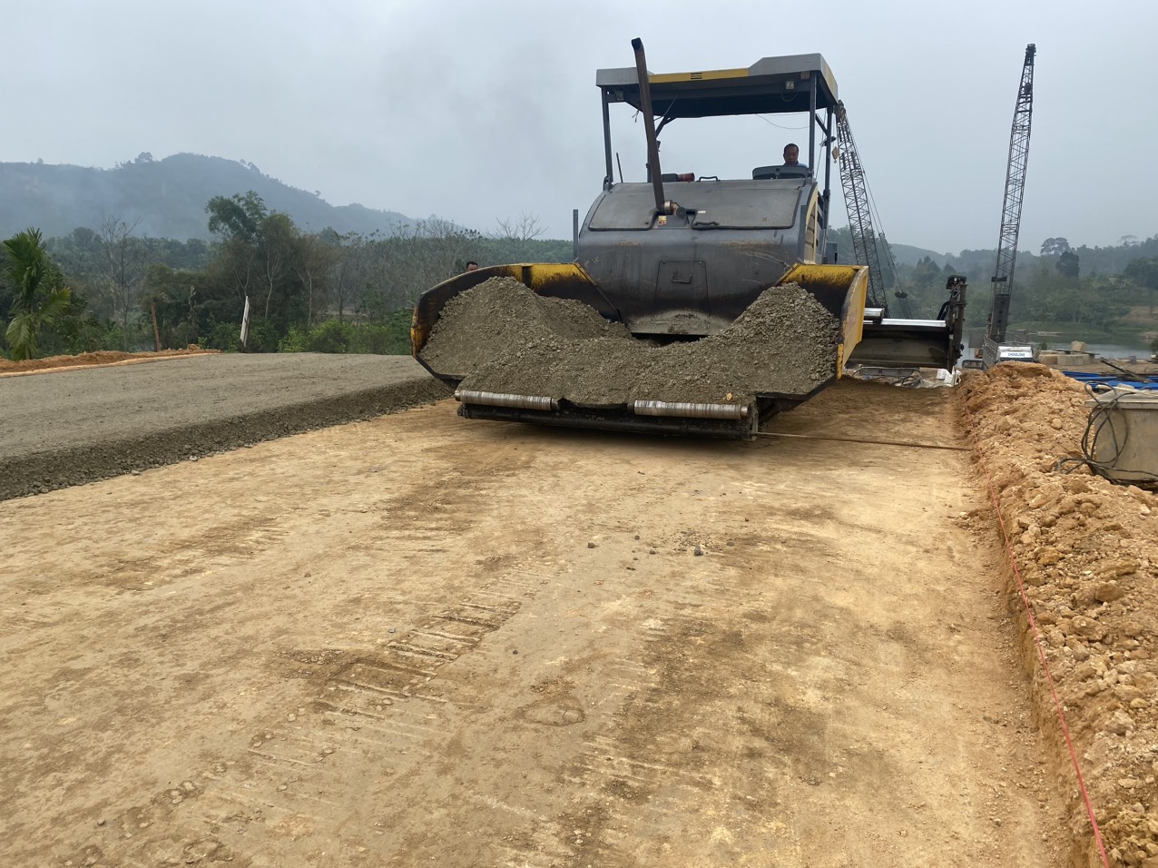 Rải những m&eacute;t cấp phối đ&aacute; dăm đầu ti&ecirc;n tr&ecirc;n cao tốc Tuy&ecirc;n Quang - H&agrave; Giang- Ảnh 1.