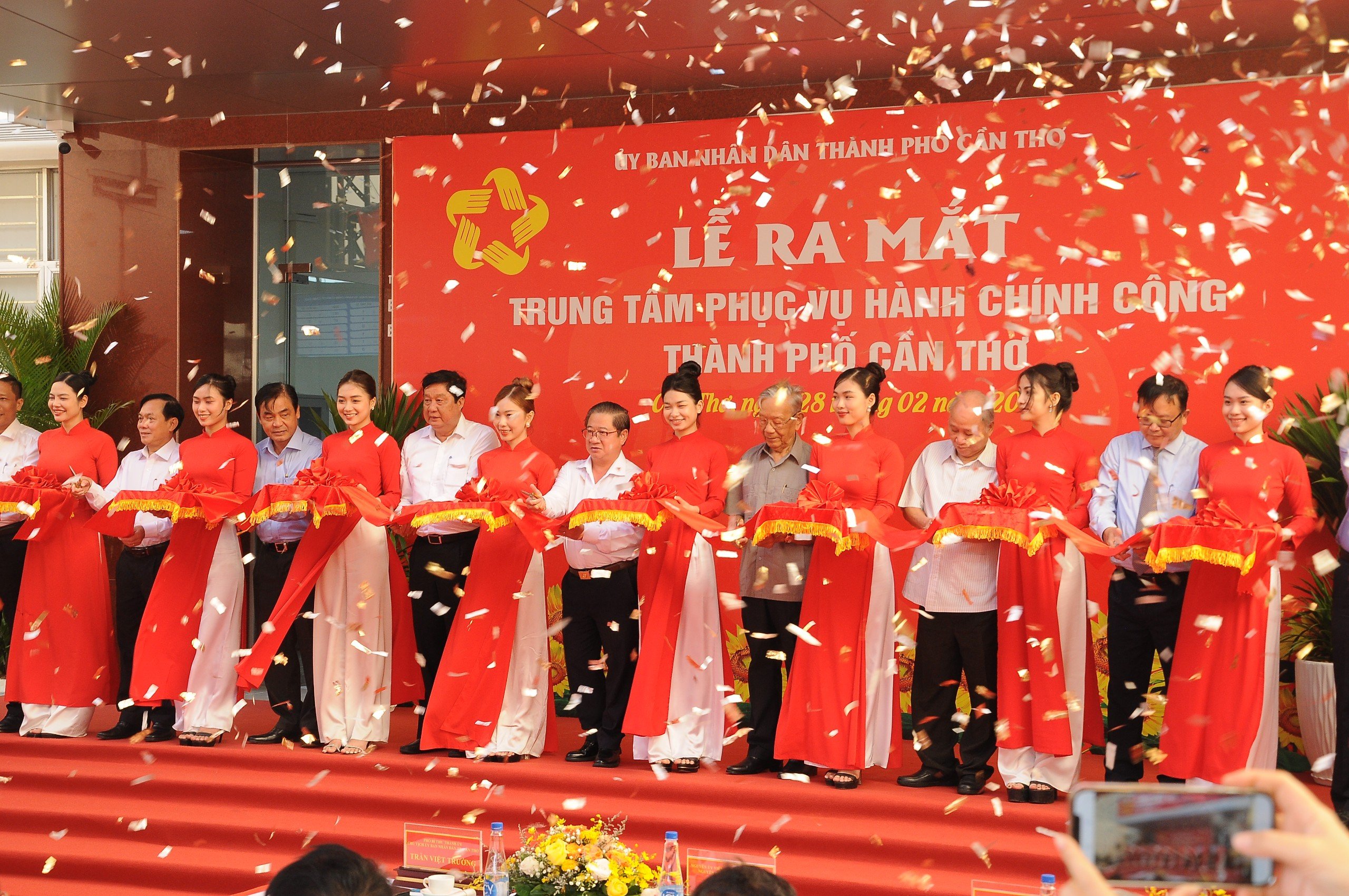Chủ tịch Cần Thơ: Trung t&acirc;m h&agrave;nh ch&iacute;nh c&ocirc;ng phải l&agrave;m hết việc chứ kh&ocirc;ng hết giờ- Ảnh 2.
